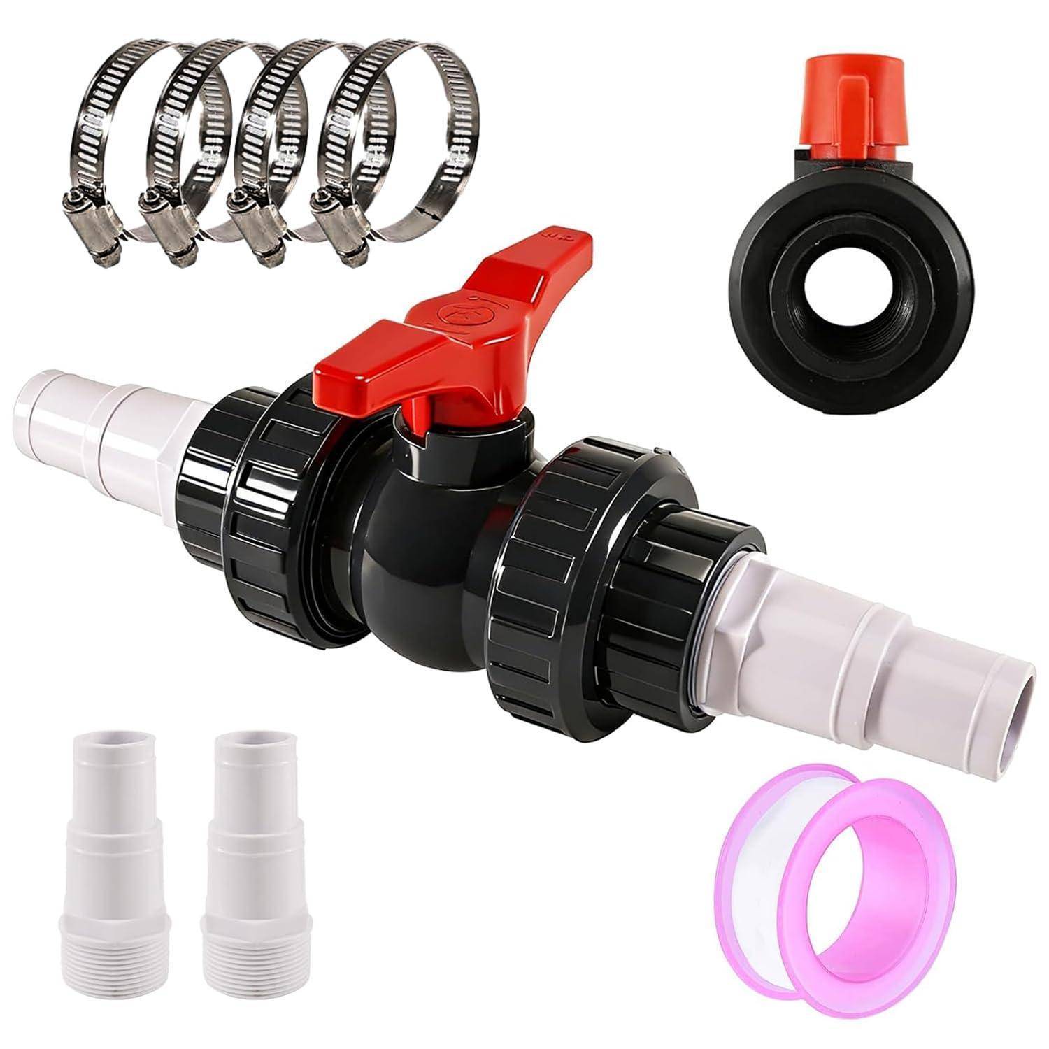 PVC-Kugelhahn mit rotem Griff und weißen Rohranschlüssen, gezeigt mit Schlauchschellen, Adapter und Dichtungsringen auf weißem Untergrund.
