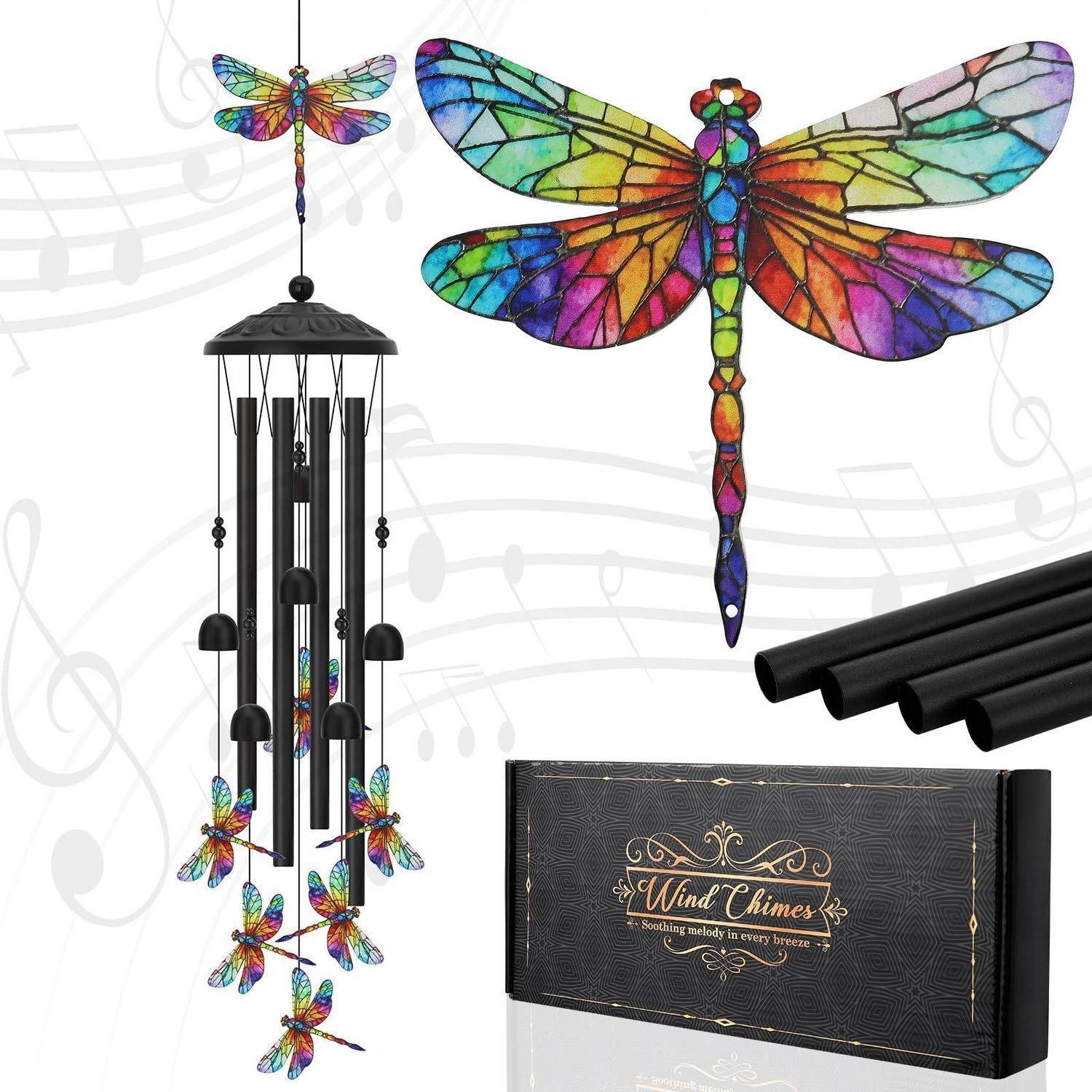 Regenbogenfarbiger Libellen-Windspiel mit schwarzen Metallröhren und hängenden Libellen-Ornamenten, gezeigt mit Verpackung.