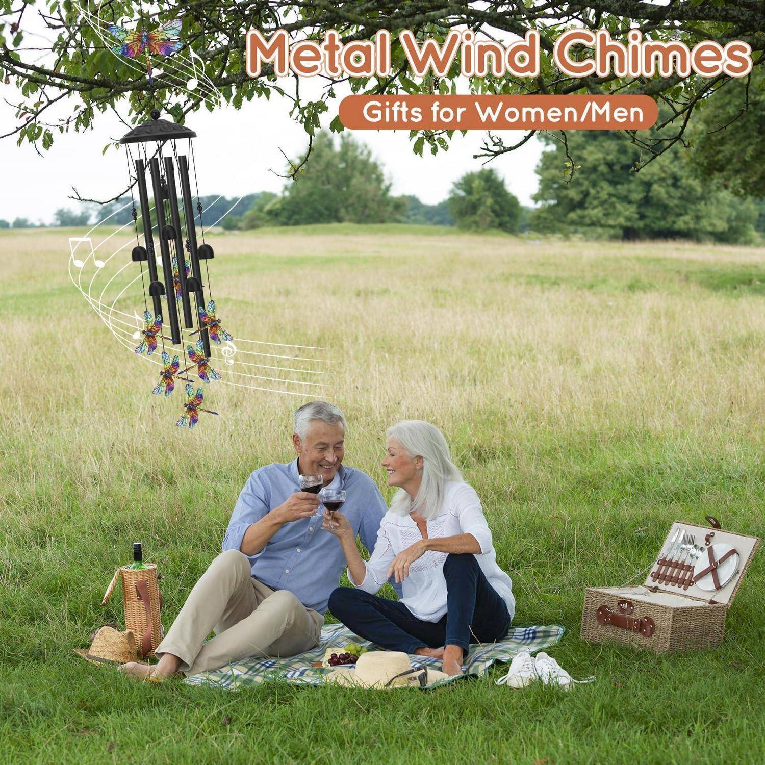 Ein älteres Paar picknickt auf einer Decke auf einer grasbewachsenen Wiese unter einem hängenden metallischen Windspiel, mit dem Text „Metal Wind Chimes" und „Gifts for Women/Men"".