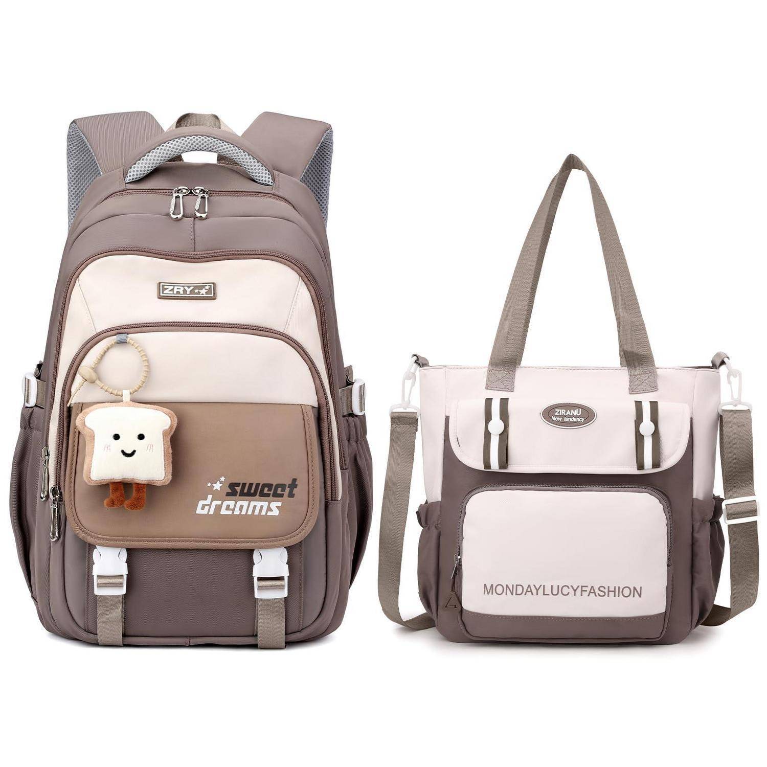 Zwei braun-beige Taschen auf weißem Hintergrund: ein Rucksack mit einem lächelnden Toast-Schlüsselanhänger und eine passende Umhängetasche mit „MONDAYLUCYFASHION