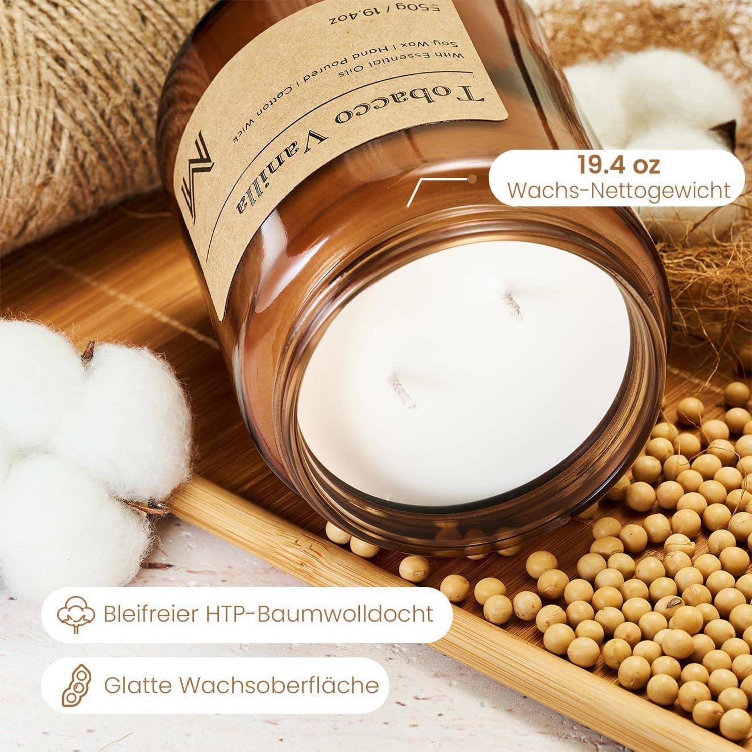 Bernsteinfarbenes Glas-Kerzenset mit Baumwollzündschnüren und Sojawachsperlen auf einer Holzoberfläche; deutsche Etiketten vermerken „19,4 oz Nettogewicht", „bleifrei Baumwollzündschnur"" und „glatte Wachsoberfläche"".