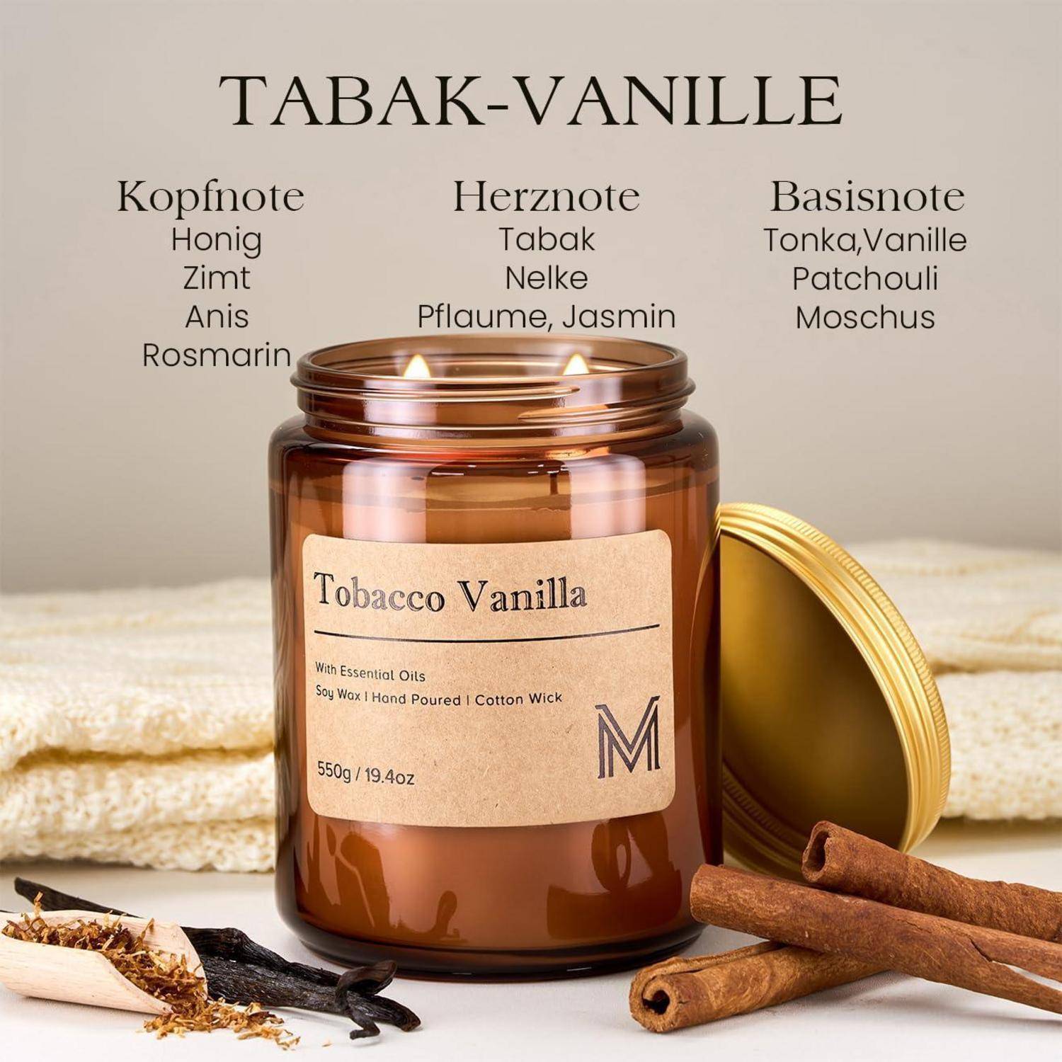 Produktbild eines leuchtenden Bernstein-Kerzenglases mit der Aufschrift „Tobacco Vanilla" mit Korkdeckel und Zimt, mit deutschen Duftnoten: oben Honig, Zimt, Anis, Rosmarin; Herz Tabak, Nelke, Pflaume, Jasmin; Basis Tonka, Vanille, Patchouli, Moschus.