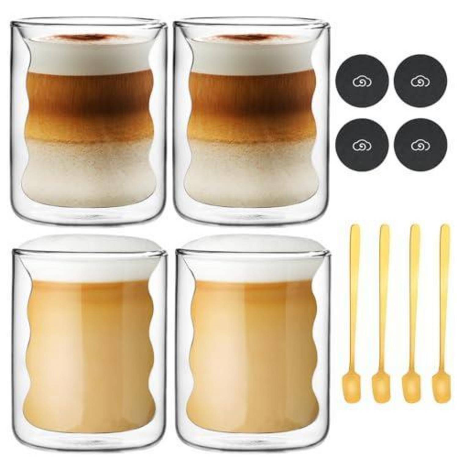 Vier doppelwandige Glastassen und vier schwarze Untersetzer werden zusammen mit vier gelben Rührlöffeln in einem Produktset gezeigt.