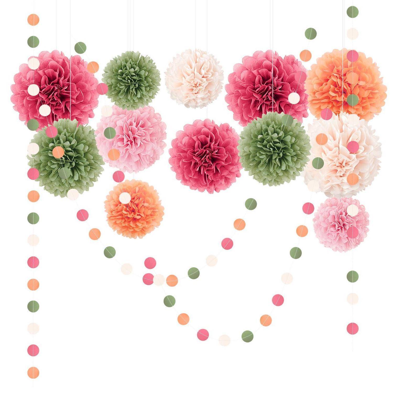 Bunte Papier-Pompons-Girlande und hängende gepunktete Bänder, die eine festliche herzförmige Dekoration auf weißem Hintergrund bilden.