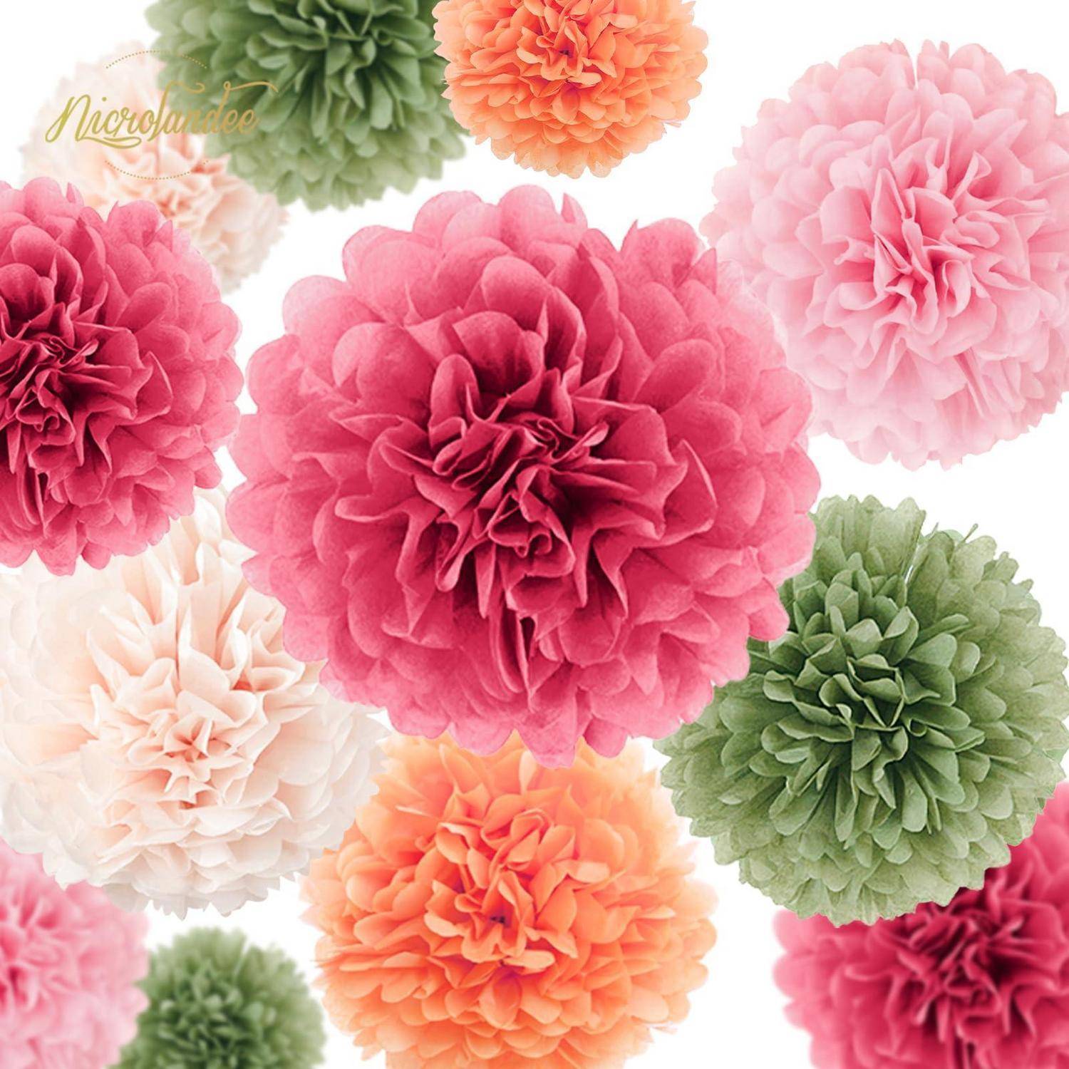 Dekoratives Bild von farbenfrohen Seidenpapier-Pompom-Blumen in Rosa, Grün, Orange und Creme auf weißem Hintergrund.