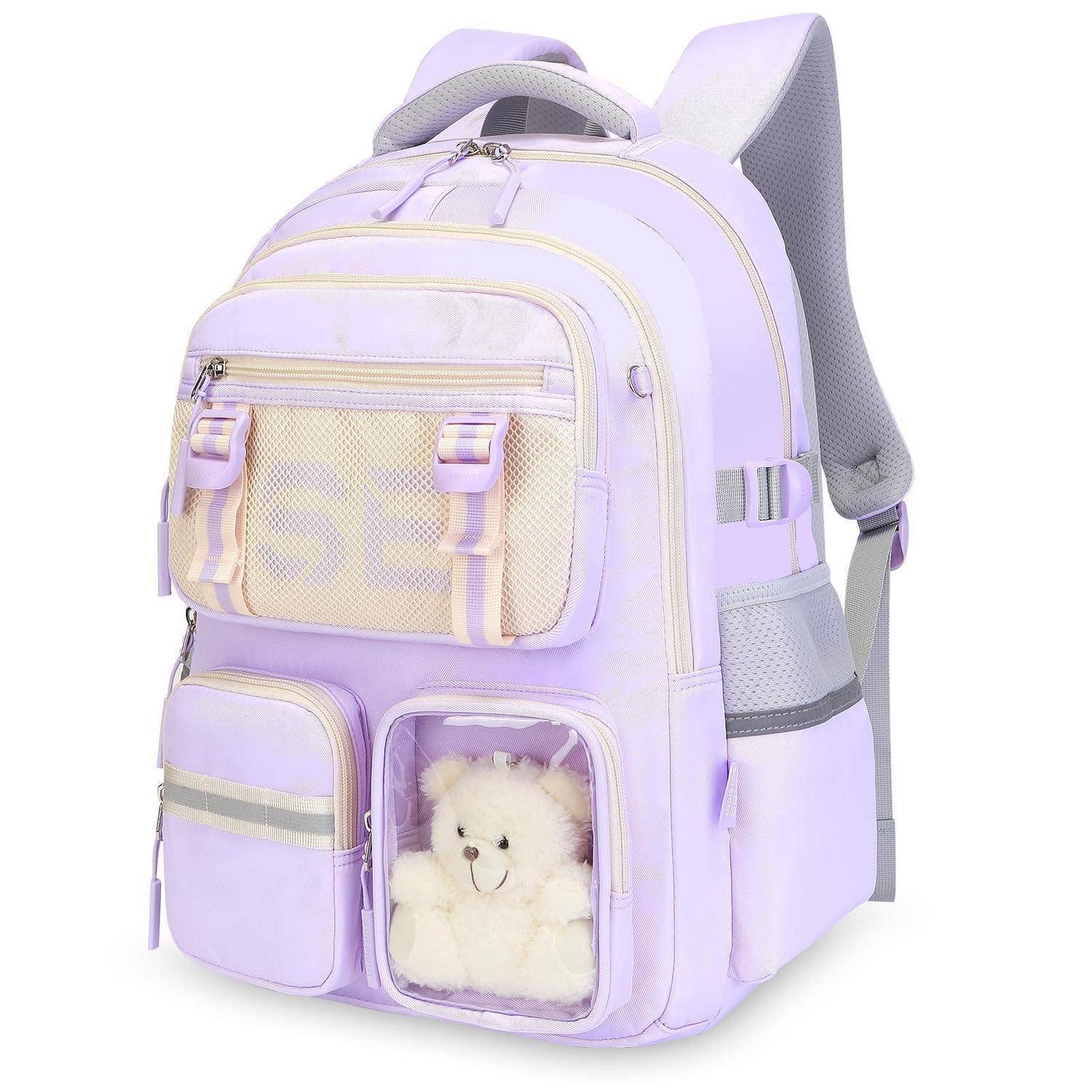 Lavendelfarbener Rucksack mit mehreren Reißverschlusstaschen und einer durchsichtigen vorderen Tasche, die einen Teddybären hält, auf weißem Hintergrund dargestellt.