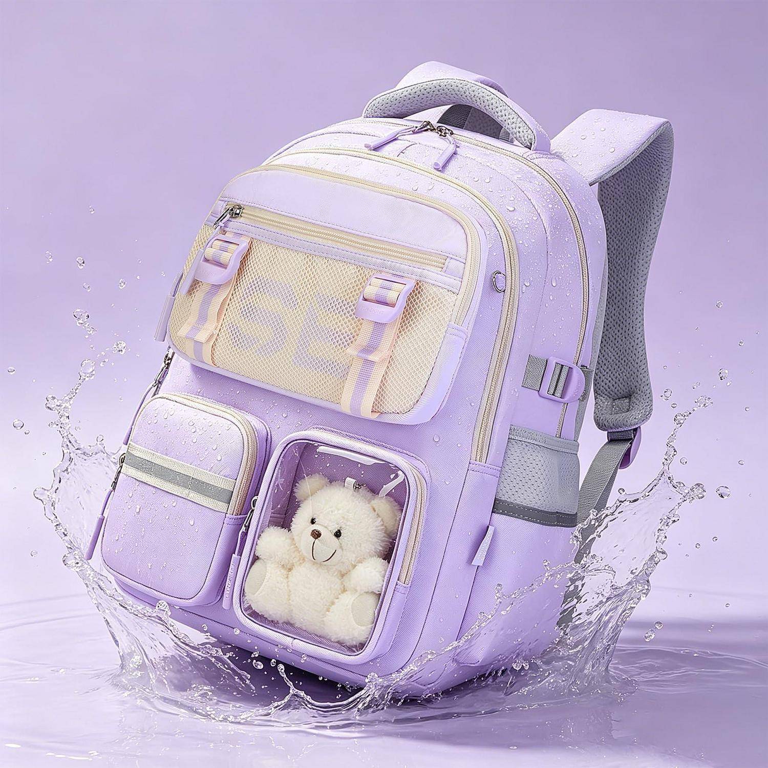 Lila Rucksack mit mehreren Reißverschlusstaschen und einem durchsichtigen Frontfach, in dem ein Teddybär sitzt, spritzt im Wasser.