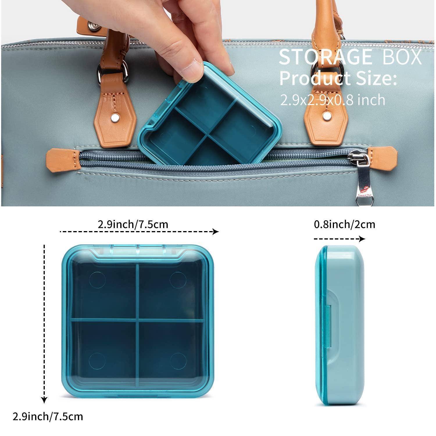 Produktbild einer kleinen quadratischen blauen Aufbewahrungsbox in einer Tasche, das ihre Größe von 2,9 x 2,9 x 0,8 Zoll mit Draufsicht und Seitenansicht zeigt.