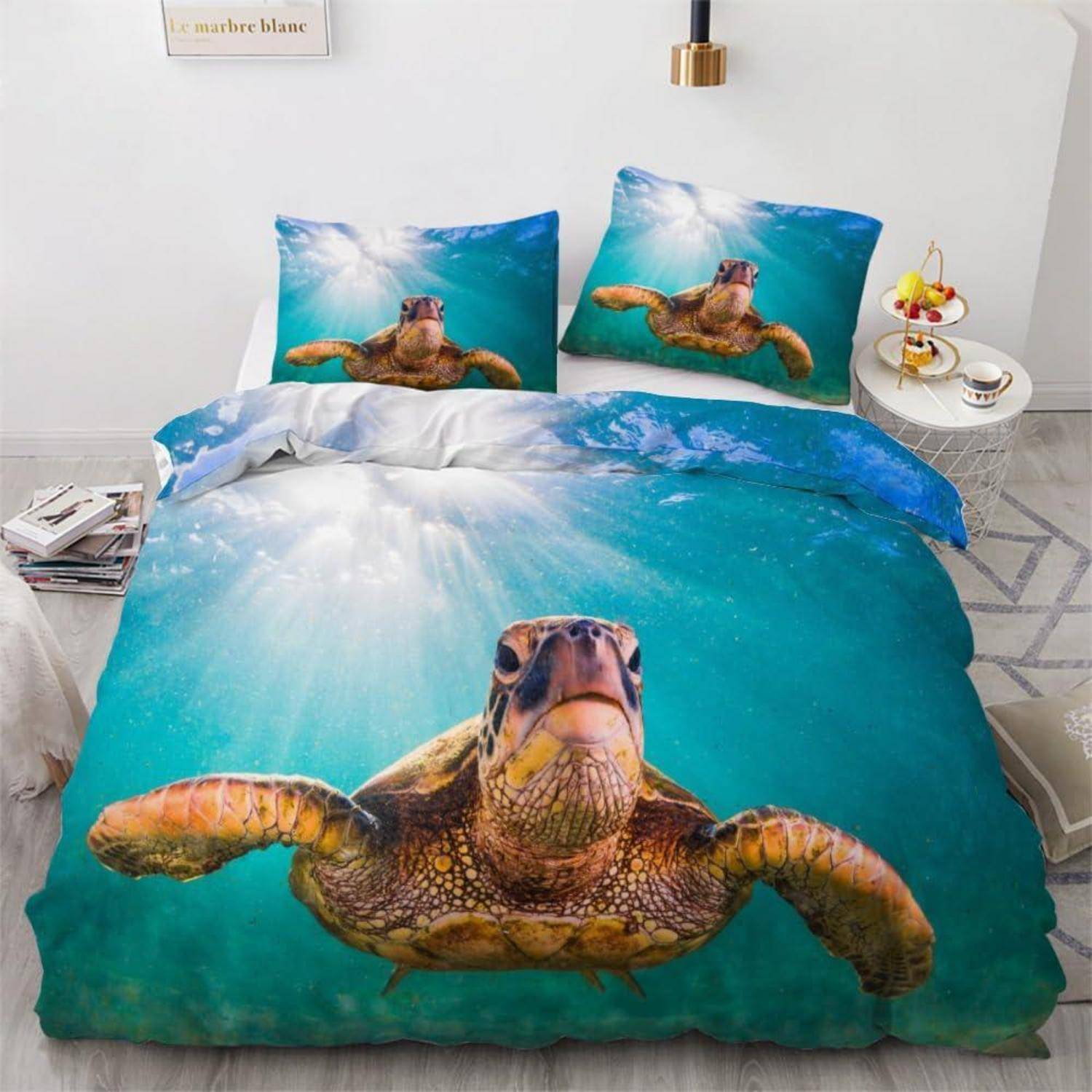 Schildkröten-Bettwäscheset mit Meeresszenerie, mit einer Meeresschildkröte auf der Bettdecke bedruckt und passenden Kissen in einem hellen Schlafzimmer.