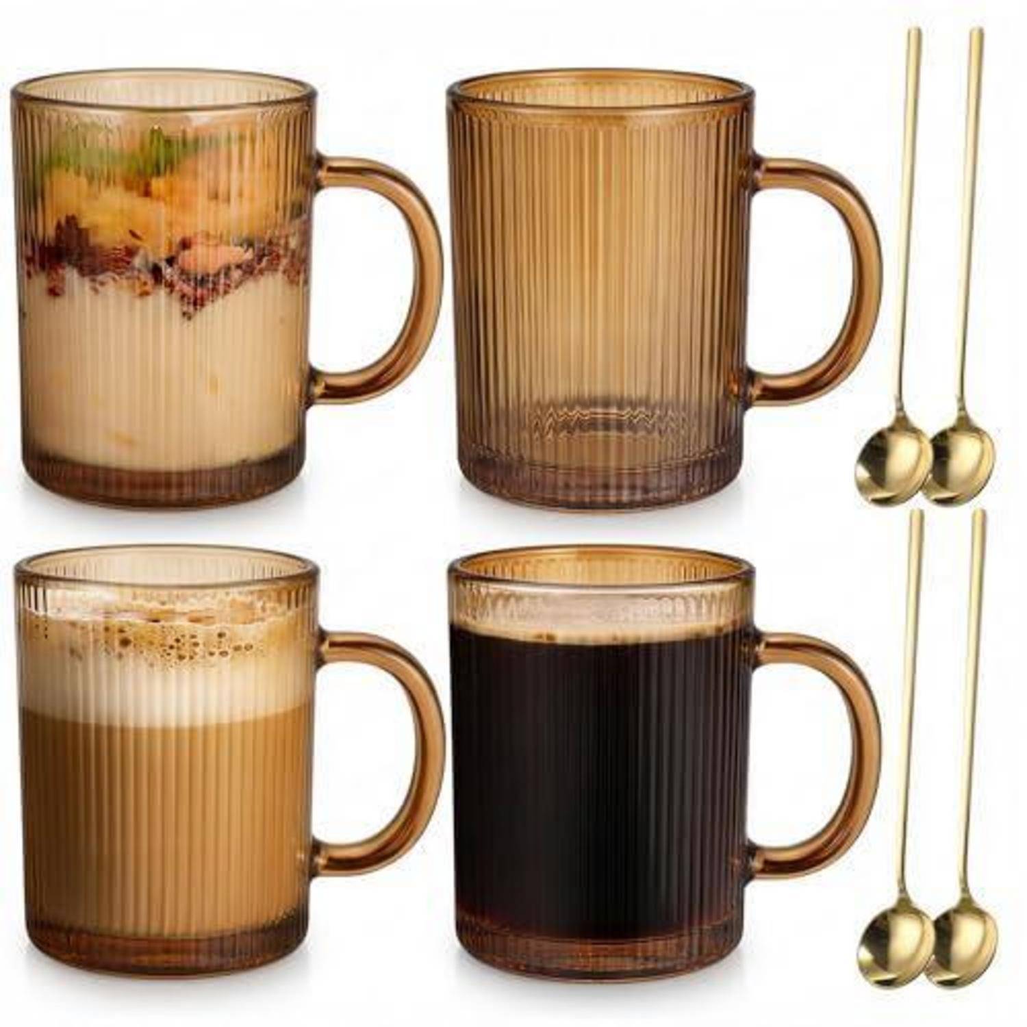 Vier gerippte Bernsteinglas-Becher gefüllt mit geschichteten Getränken werden in einem produktstilisierten Bild gezeigt, mit vier goldenen Löffeln auf der rechten Seite.