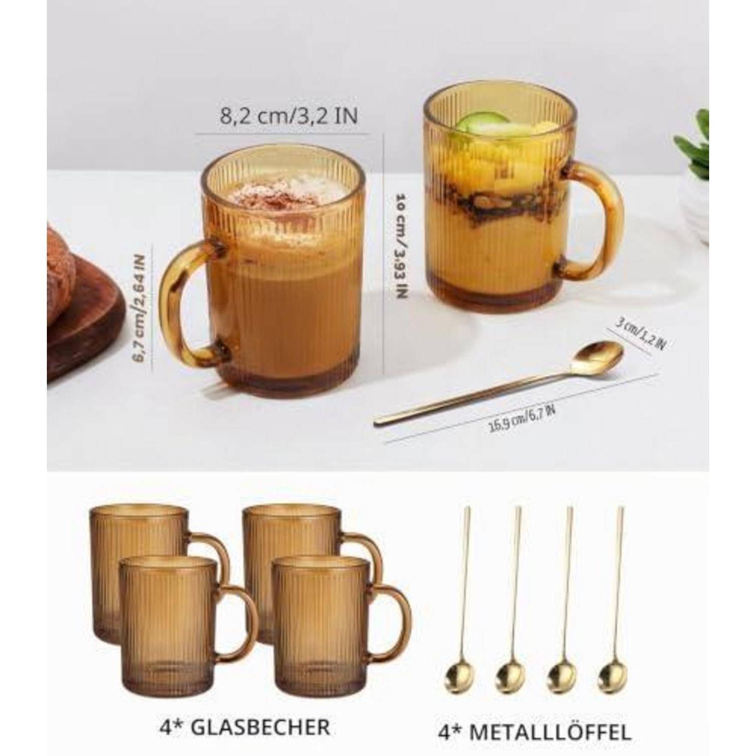 Produktbild mit vier bernsteinfarbenen gerillten Glastassen und vier goldenen Löffeln, mit Größenmessungen für die Tasse und den Löffel.