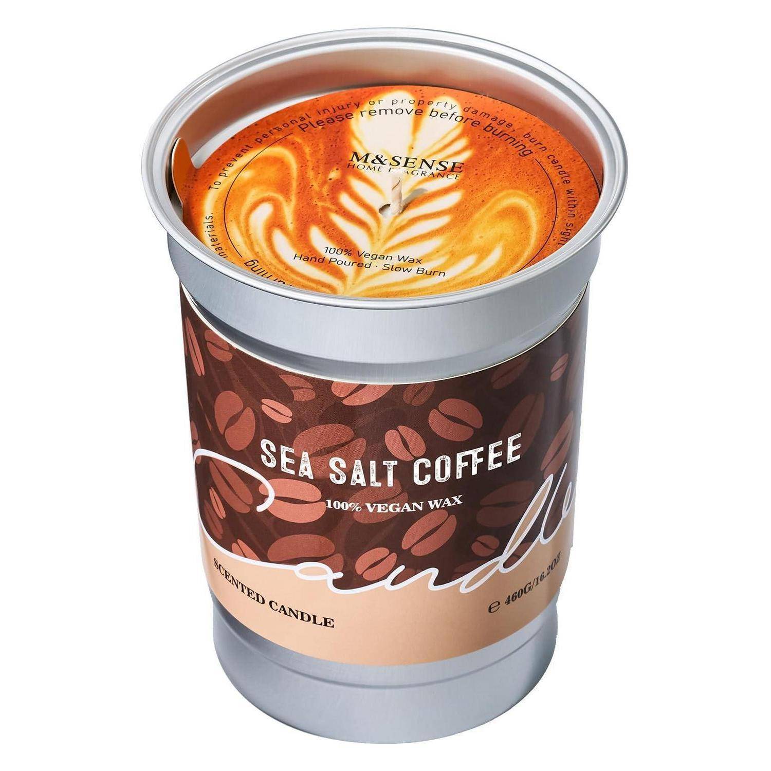 Eine Zinnkerze mit der Aufschrift „SEA SALT COFFEE