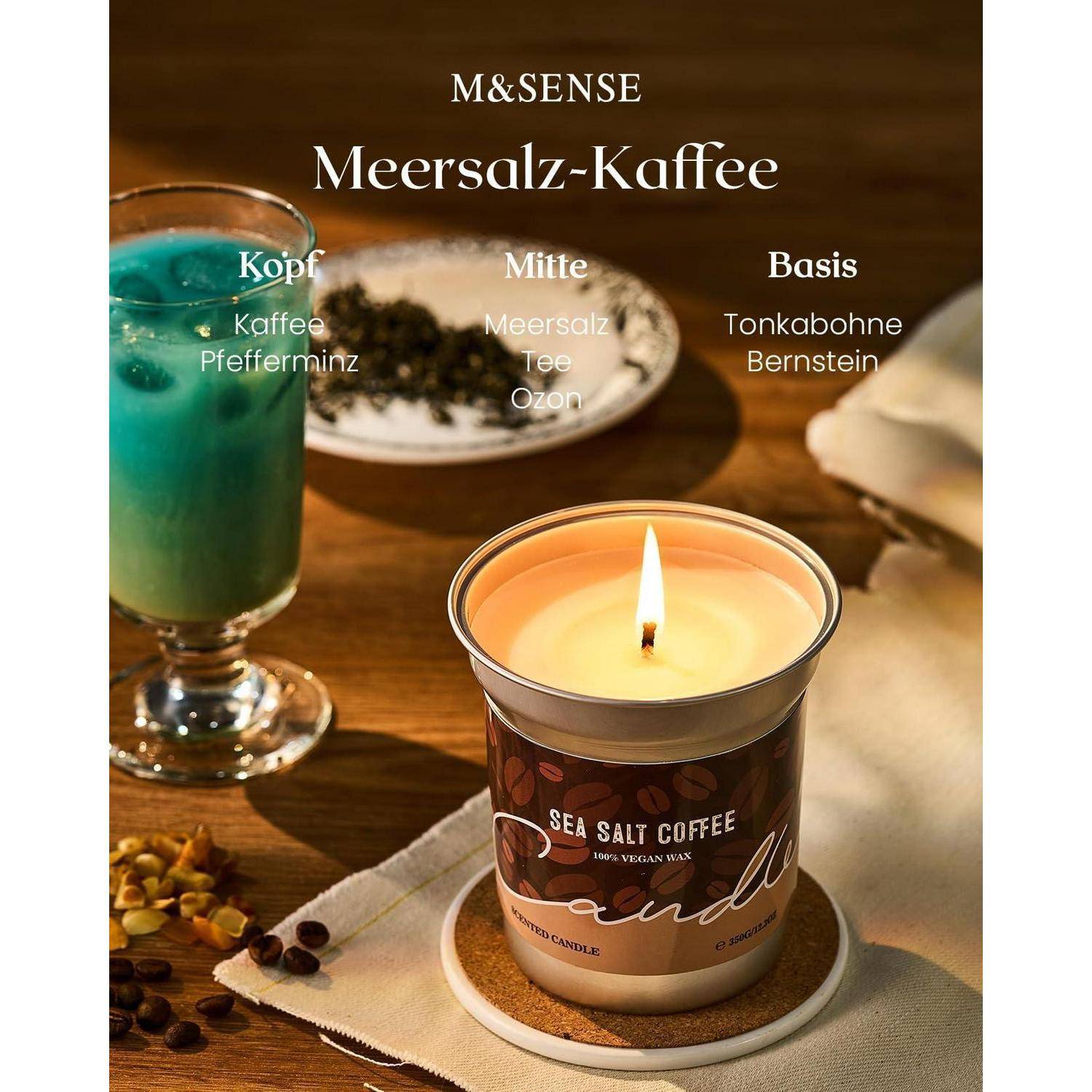 Werbebildfür Kerze mit der Bezeichnung „M&SENSE Meersalz-Kaffee", das eine Meersalz-Kaffee-Kerze zeigt, mit Duftnoten: Kaffee und Pfefferminze, Meersalz, Tee, Ozon, Tonkabohne und Bernstein.