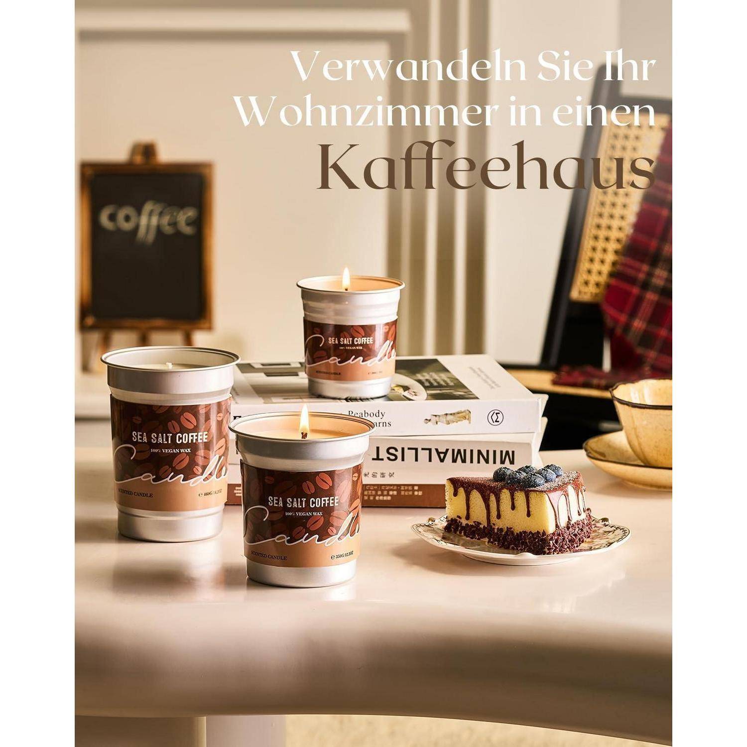 Kaffeeduftkerzen auf einem Tisch neben einem Dessert und Büchern, mit deutschem Text, der "Verwandeln Sie Ihr Wohnzimmer in einen Kaffeehaus"" liest.