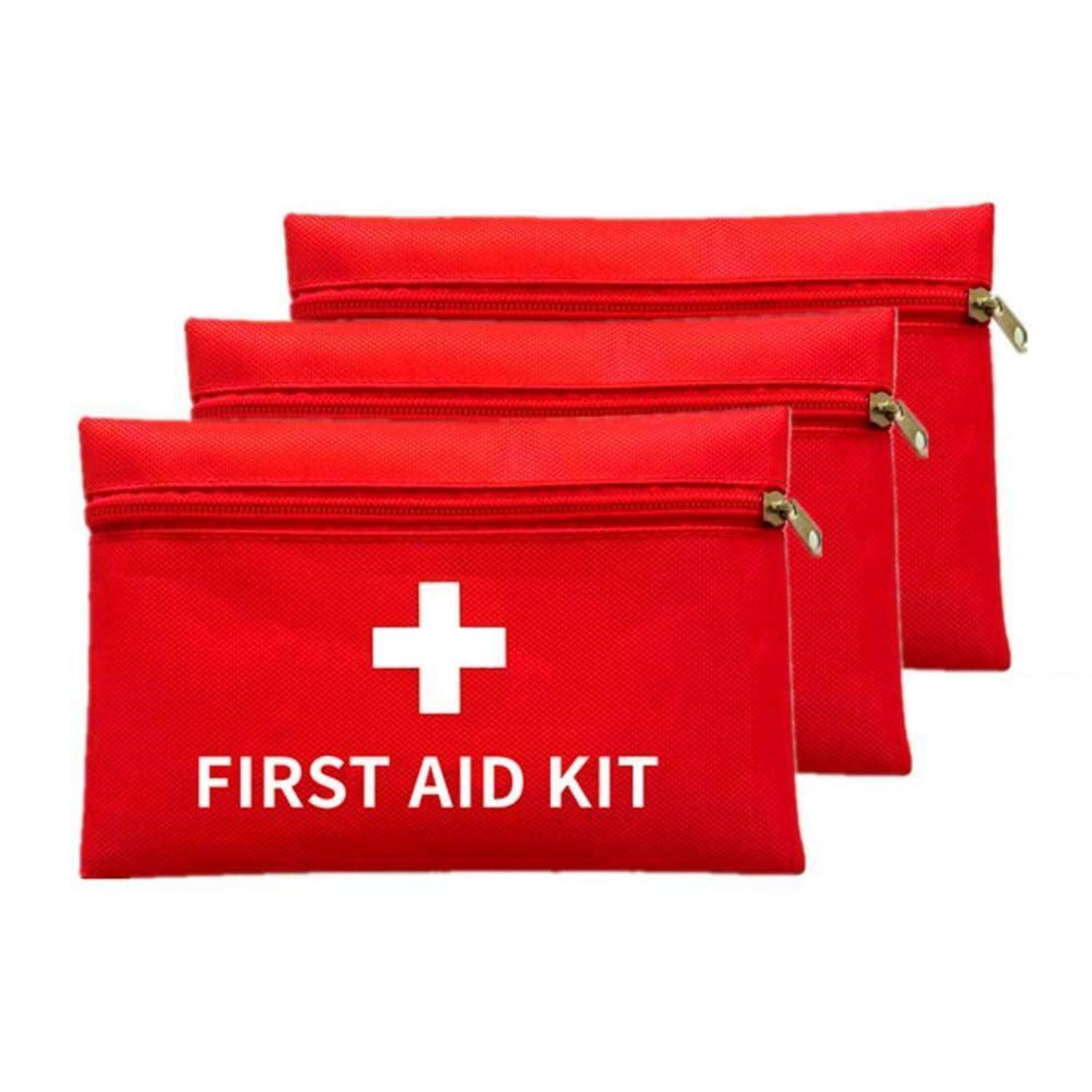 Drei rote Erste-Hilfe-Kästen mit Reißverschluss, übereinander gestapelt auf weißem Hintergrund, der vorderste mit der Aufschrift „FIRST AID KIT