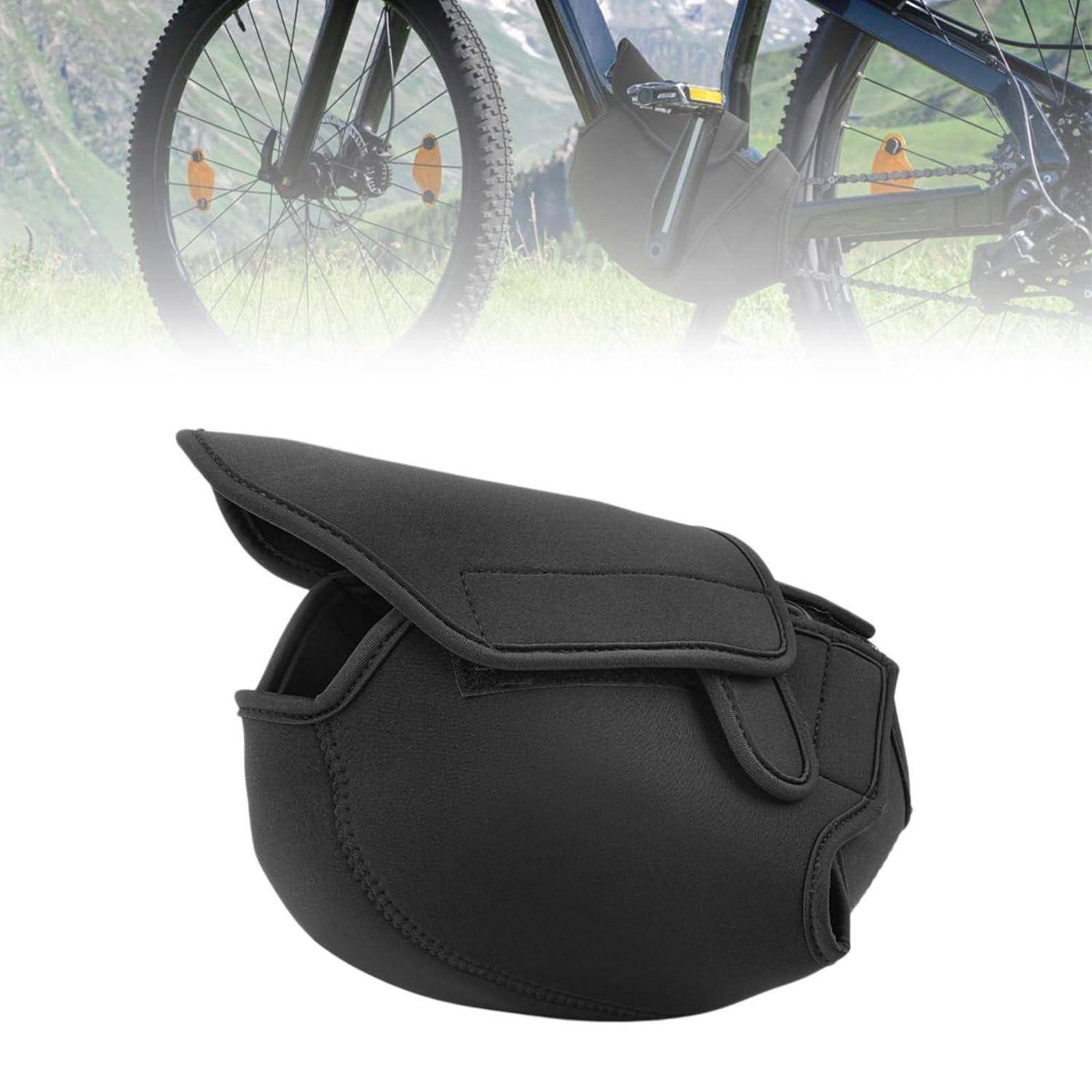 Schwarze gepolsterte Fahrradrahmentasche mit Klappenversschluss, gezeigt auf einem Fahrrad-Thema-Hintergrund.