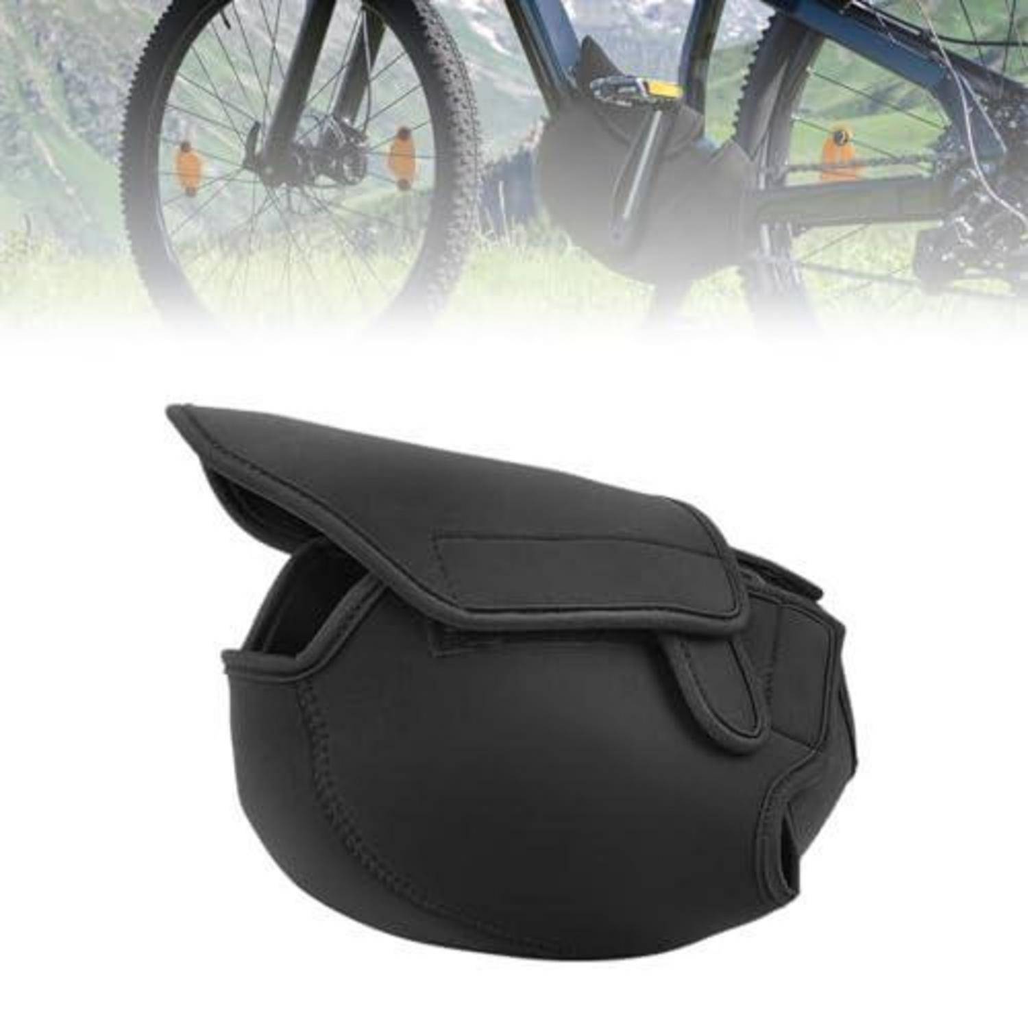 Schwarze Fahrradsatteltasche in Nahaufnahme dargestellt, mit einem schwach sichtbaren Fahrradreifen oben.