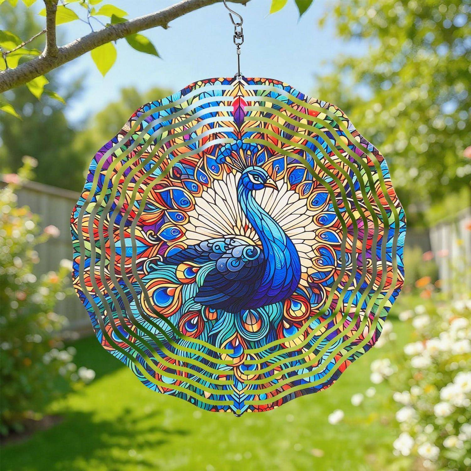 Buntes, rundes, hängendes Pfauenornament mit mehrschichtigem Ausschnittdesign, das draußen vor einem unscharfen Gartenhintergrund aufgehängt ist.