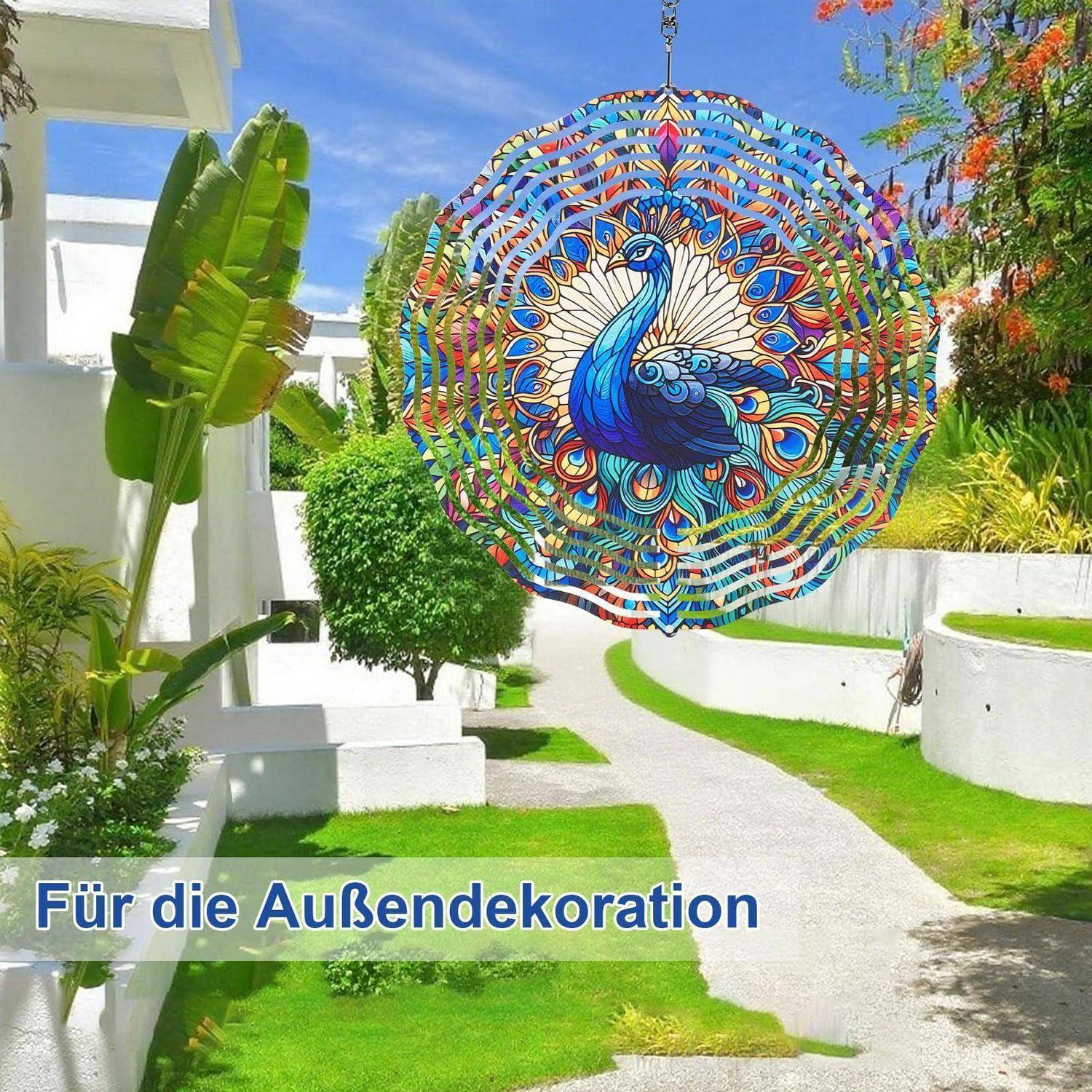 Bunter Pfau-Windspiel auf einem Gartenweg mit deutschem Text „Für die Außendekoration