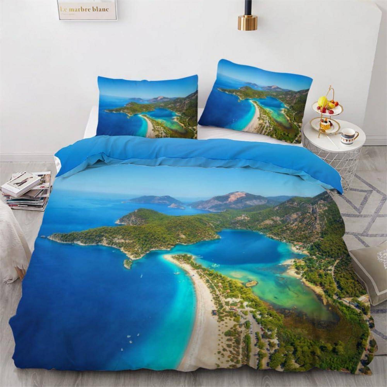 Bett mit Bettwäsche im tropischen Inselstrand-Design und passenden Kissen in einem hellen, minimalistischen Schlafzimmer.