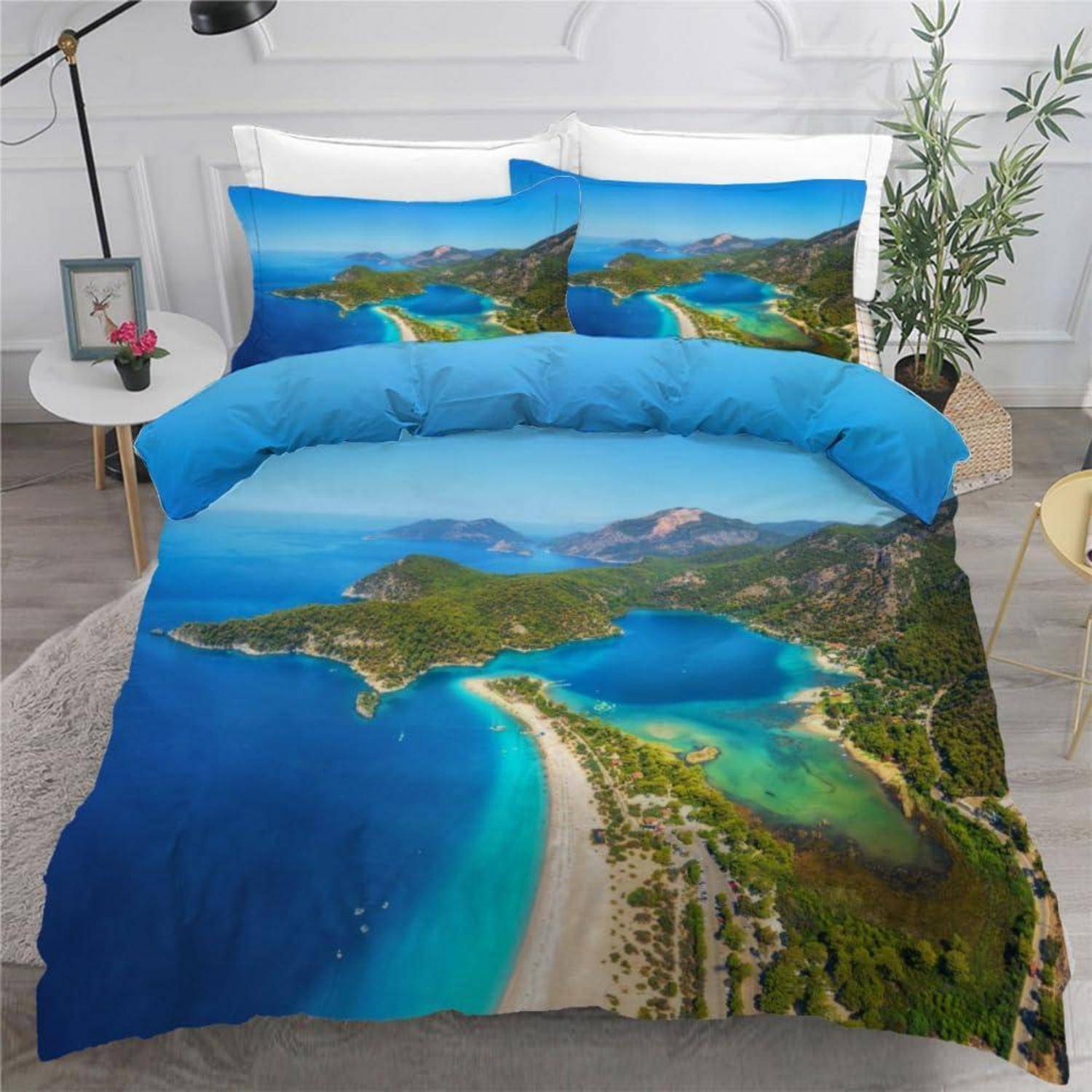 Bett mit Meerblick-Strandlandschaft-Bettwäscheset, bestehend aus Bettdeckenbezug und passenden Kissenbezügen in einem hellen Schlafzimmer.
