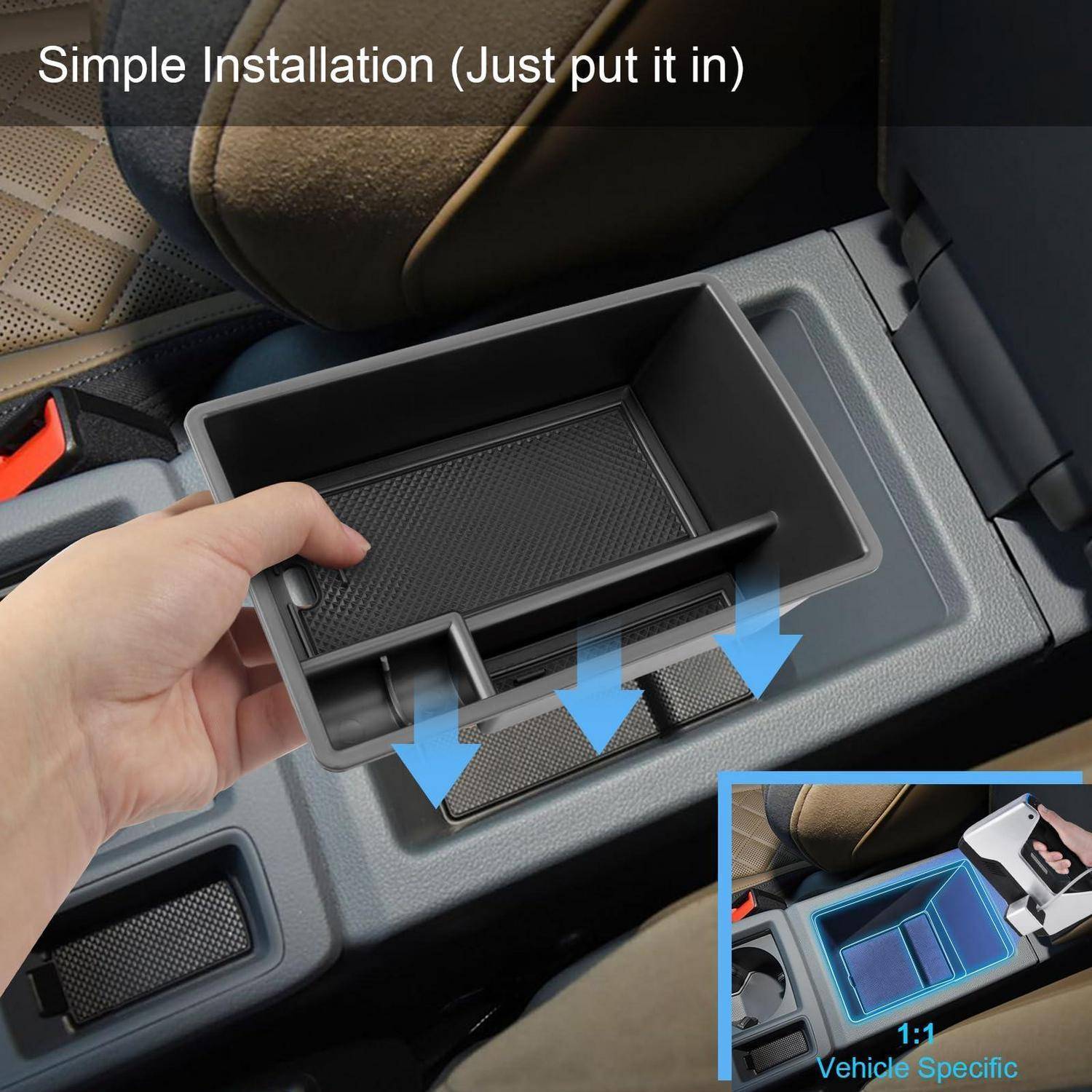Hand, die einen Mitttelkonsolenorganizer in ein Autofach einbaut, mit Pfeilen, die eine einfache Steck-Installation zeigen, und ein kleines Etikett mit der Aufschrift "1:1 Fahrzeugspezifisch"".