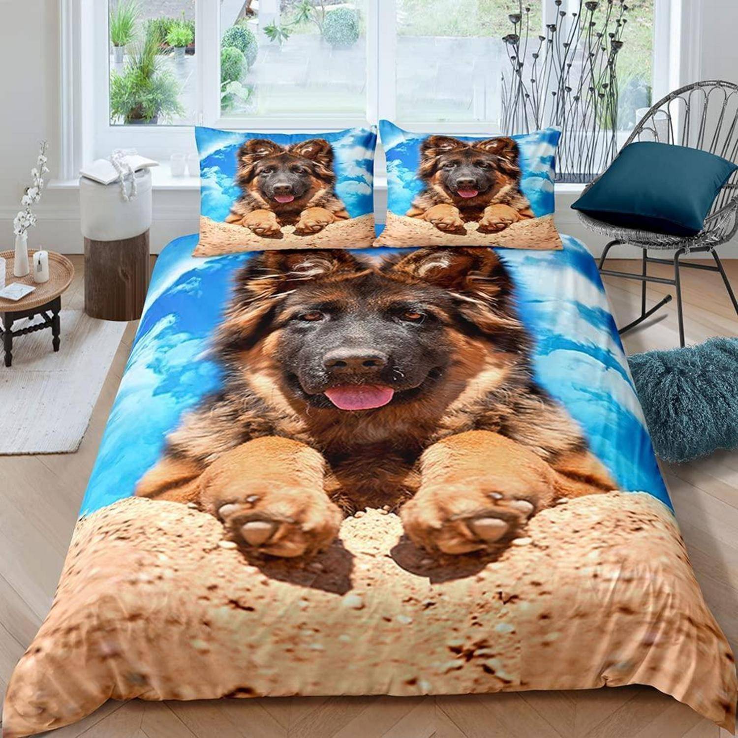 Bettwäsche-Set mit einem großen Druck eines deutschen Schäferhund-Welpen auf der Bettdecke und den Kissen in einem hellen Schlafzimmer.