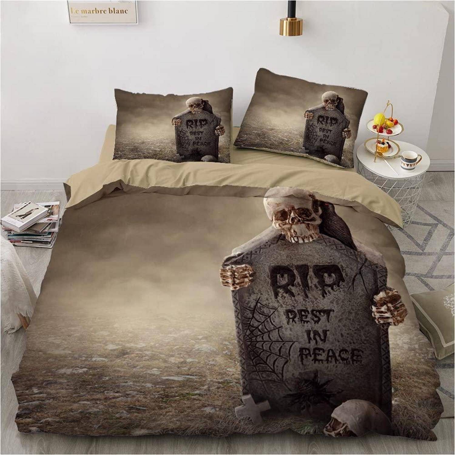 Halloween-Bettwäsche mit einem Skelett, das einen Grabstein mit der Aufschrift „RIP RUHE IN FRIEDEN