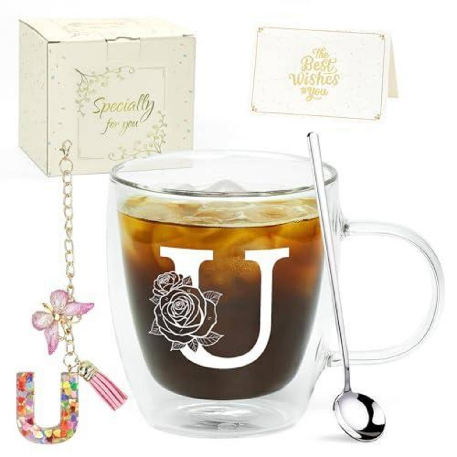 Durchsichtige Glastasse mit Eiskaffee, weißem "U"" und Rosendesign, Löffel und Geschenkbox mit ""Speziell für dich"" und ""Alles Gute für dich"" Anhängern und Charm-Schlüsselanhänger.