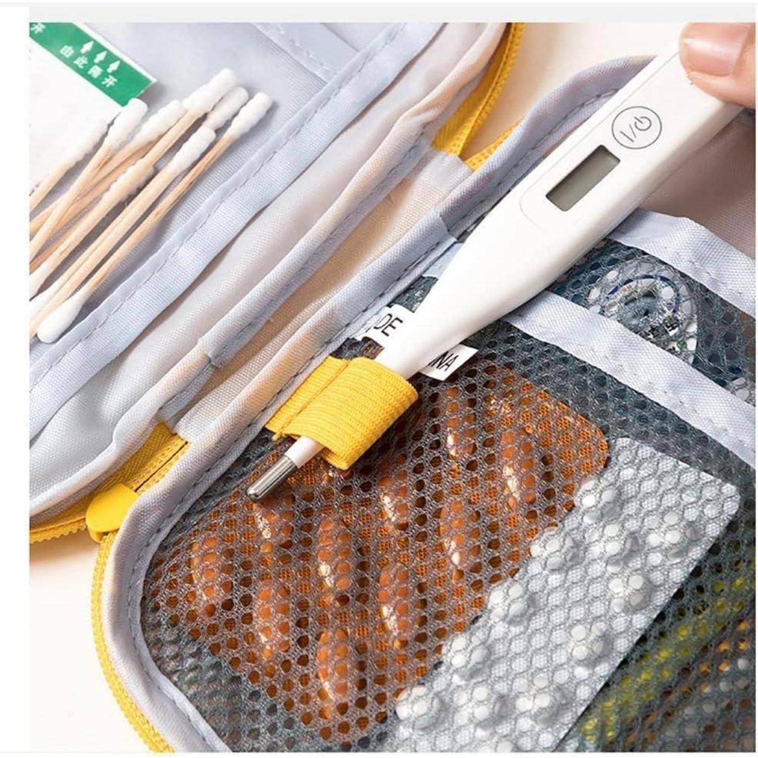Tragbares digitales Thermometer in einer Netz-Reise-Kulturtasche mit Toilettenartikeln und Körperpflegeprodukten im Inneren.