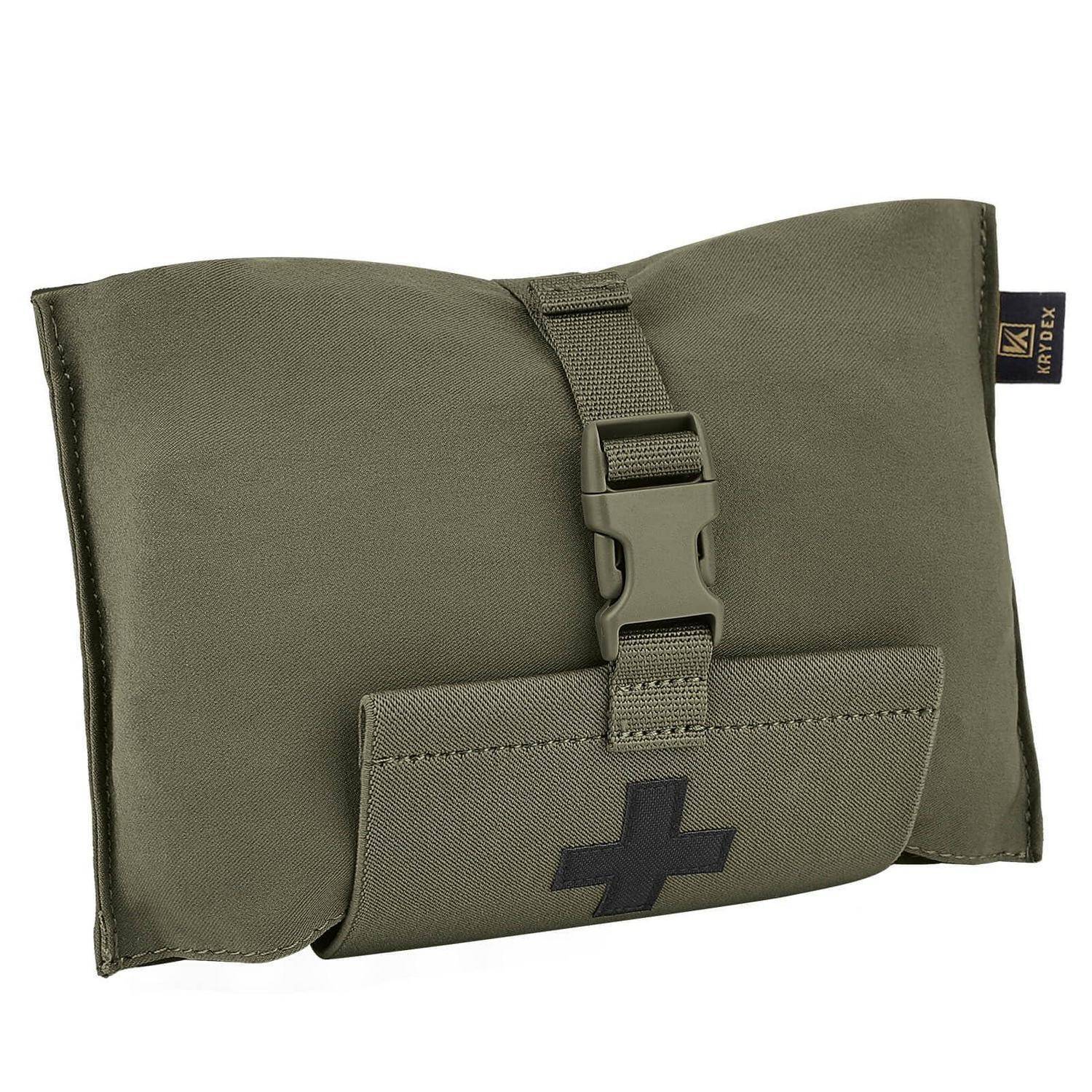 Olivgrüne Sanitätertasche mit Schnallenverschluss und schwarzem Kreuzaufnäher, gezeigt auf weißem Hintergrund.