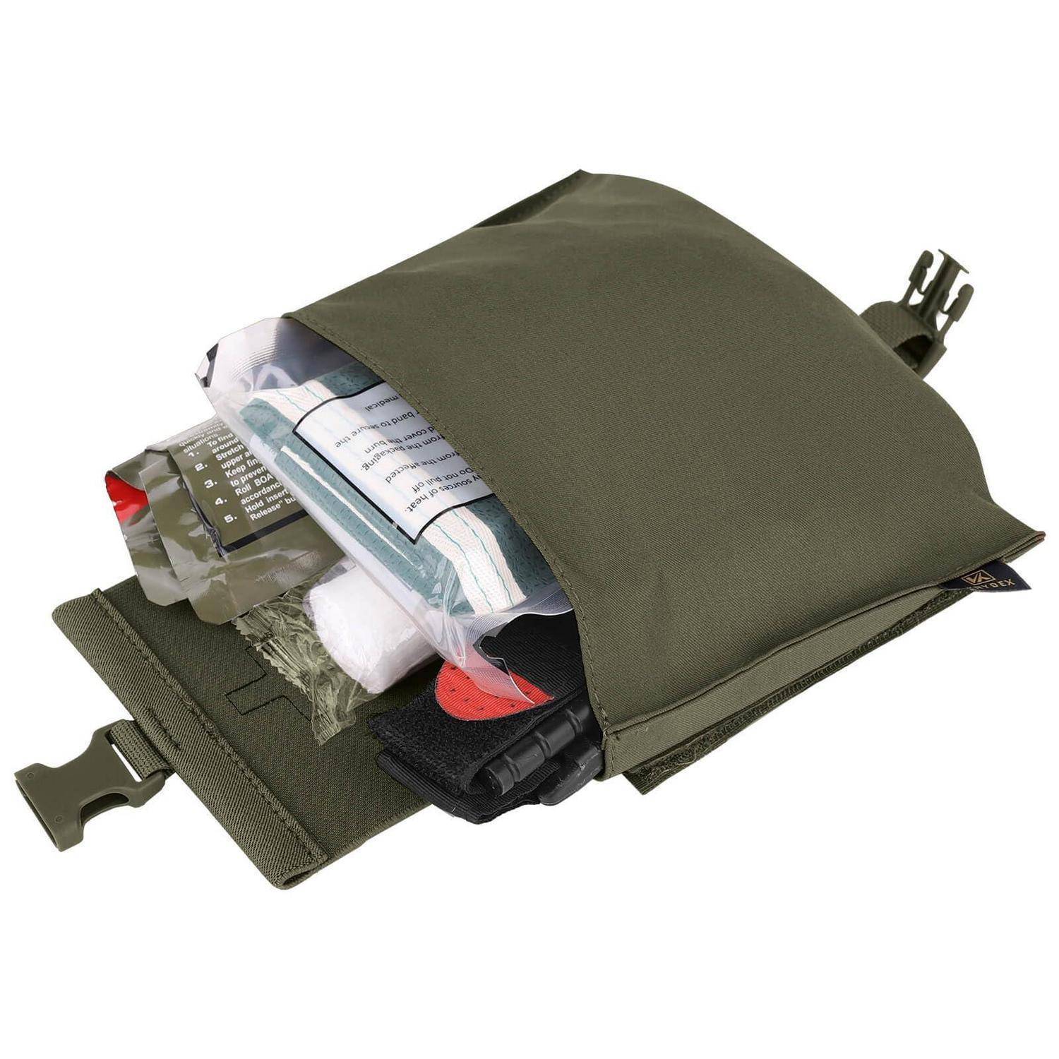 Offene olivgrüne Einsatztasche mit Klappe, in der gepackte Überlebens- oder Erste-Hilfe-Materialien auf weißem Hintergrund zu sehen sind.