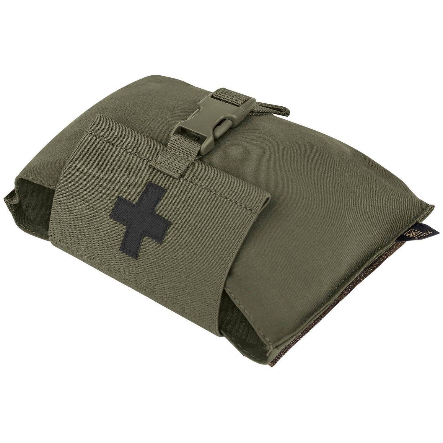 Olivgrüne Erste-Hilfe-Tasche mit schwarzem Kreuzaufnäher und Schnallenverschluss, geschlossen auf weißem Hintergrund dargestellt.