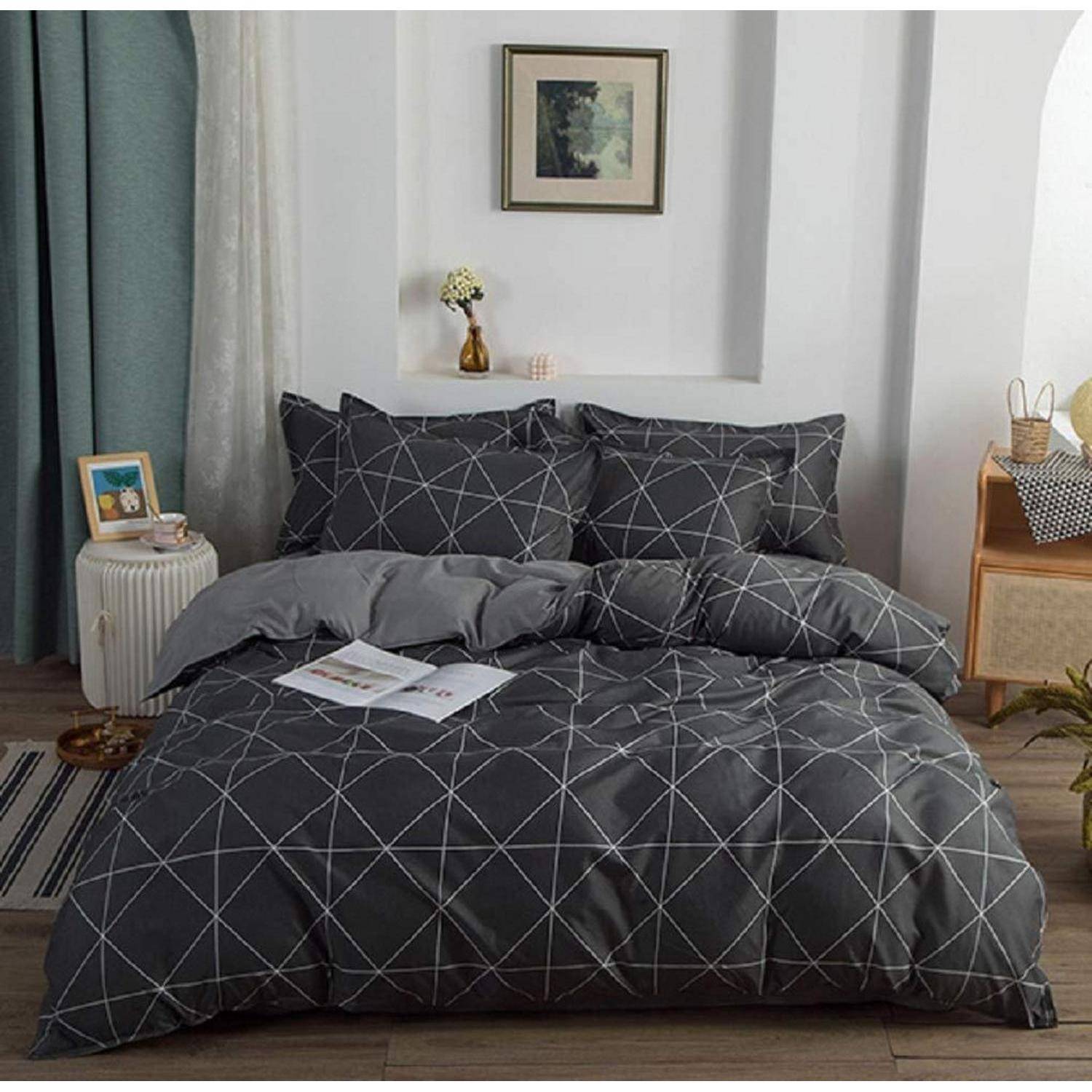 Ein sorgfältig gemachtes Bett mit dunkler geometrischer Bettwäsche und Kissen in einem gemütlichen Schlafzimmer, mit einem kleinen Nachttisch, Wandkunst und Dekoration.