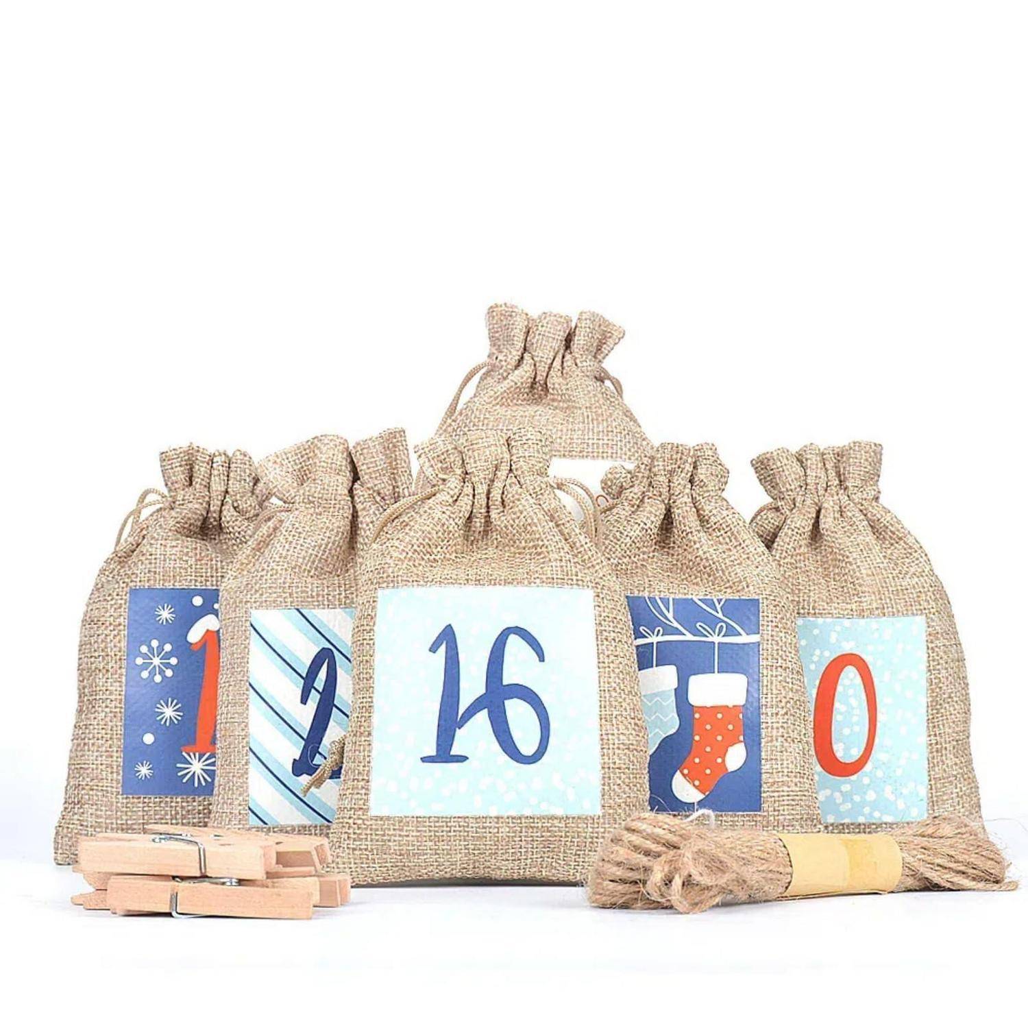 Jutesäckchen mit Kordelzug beschriftet mit 1, 9, 16, 7 und 0, was auf ein nummerierten Adventskalenderset hindeutet, mit Klammern und Schnur.