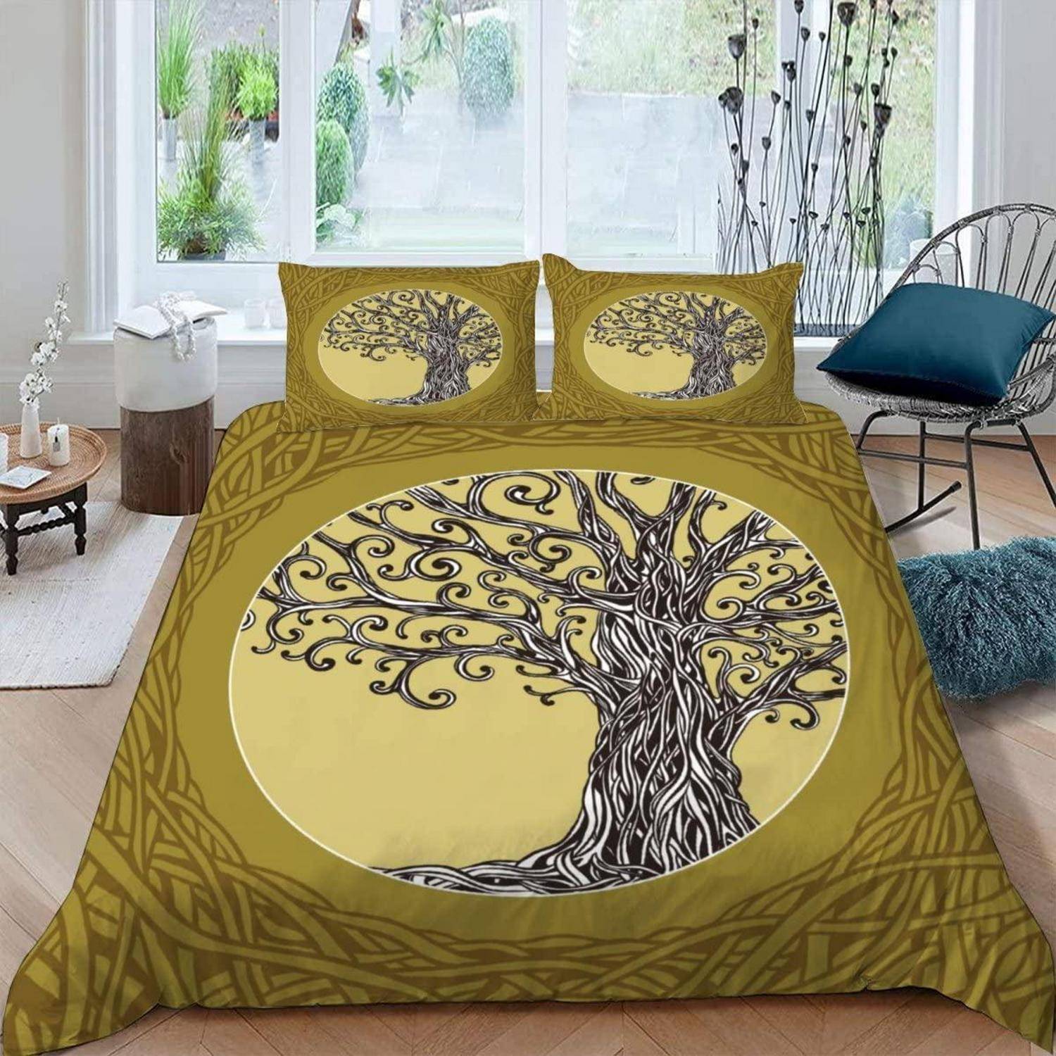 Bettwäsche-Set mit passendem Bettdecken- und Kissenbezug mit großem stilisiertem Baumdesign auf mustergelbem Hintergrund in einem hellen Schlafzimmer.