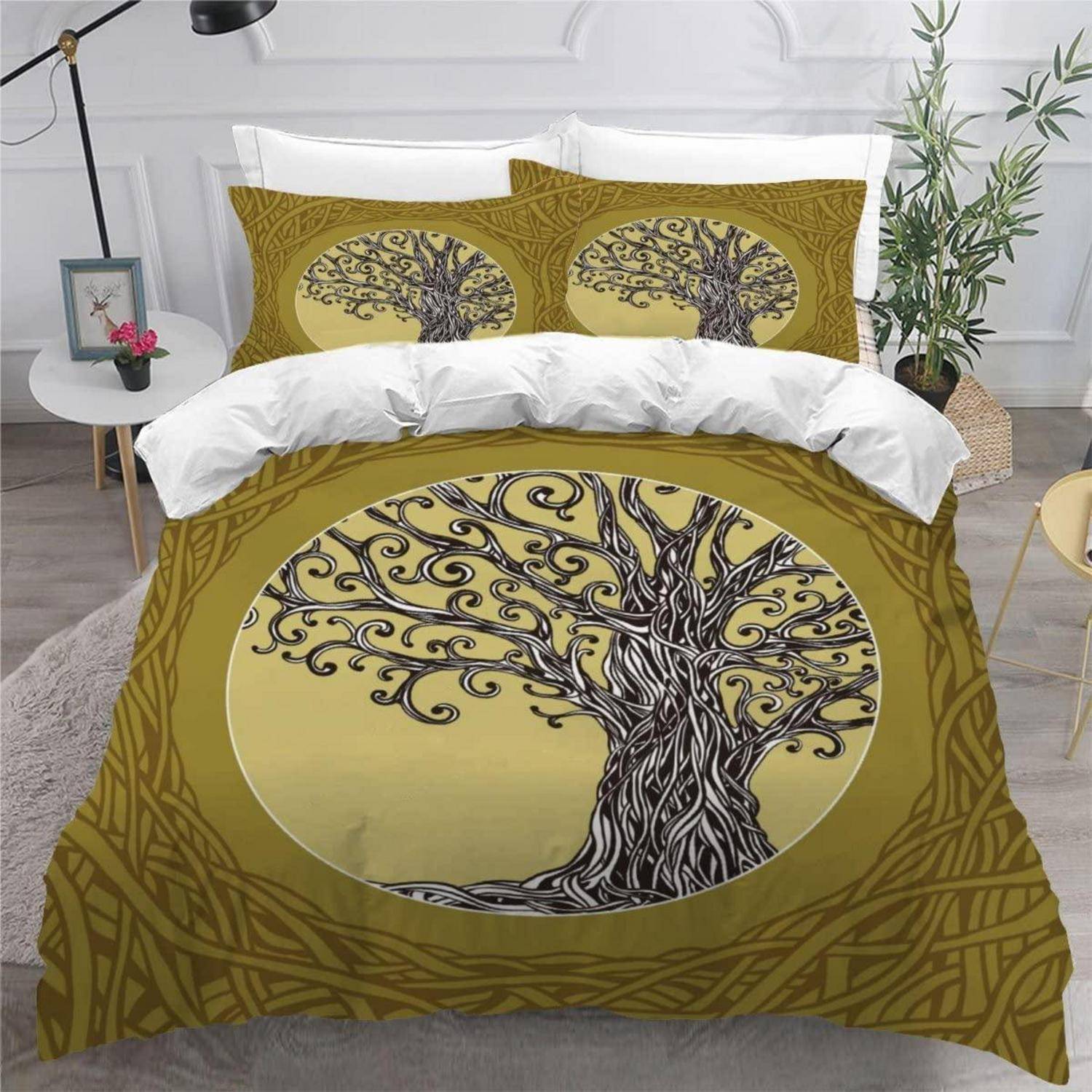 Bett mit oliven- und goldfarbener Lebensbaum-Bettwäsche mit wirbelnden Baummotiven auf dem Bettdeckenbezug und passenden Kissenbezügen in einem modernen Schlafzimmer.