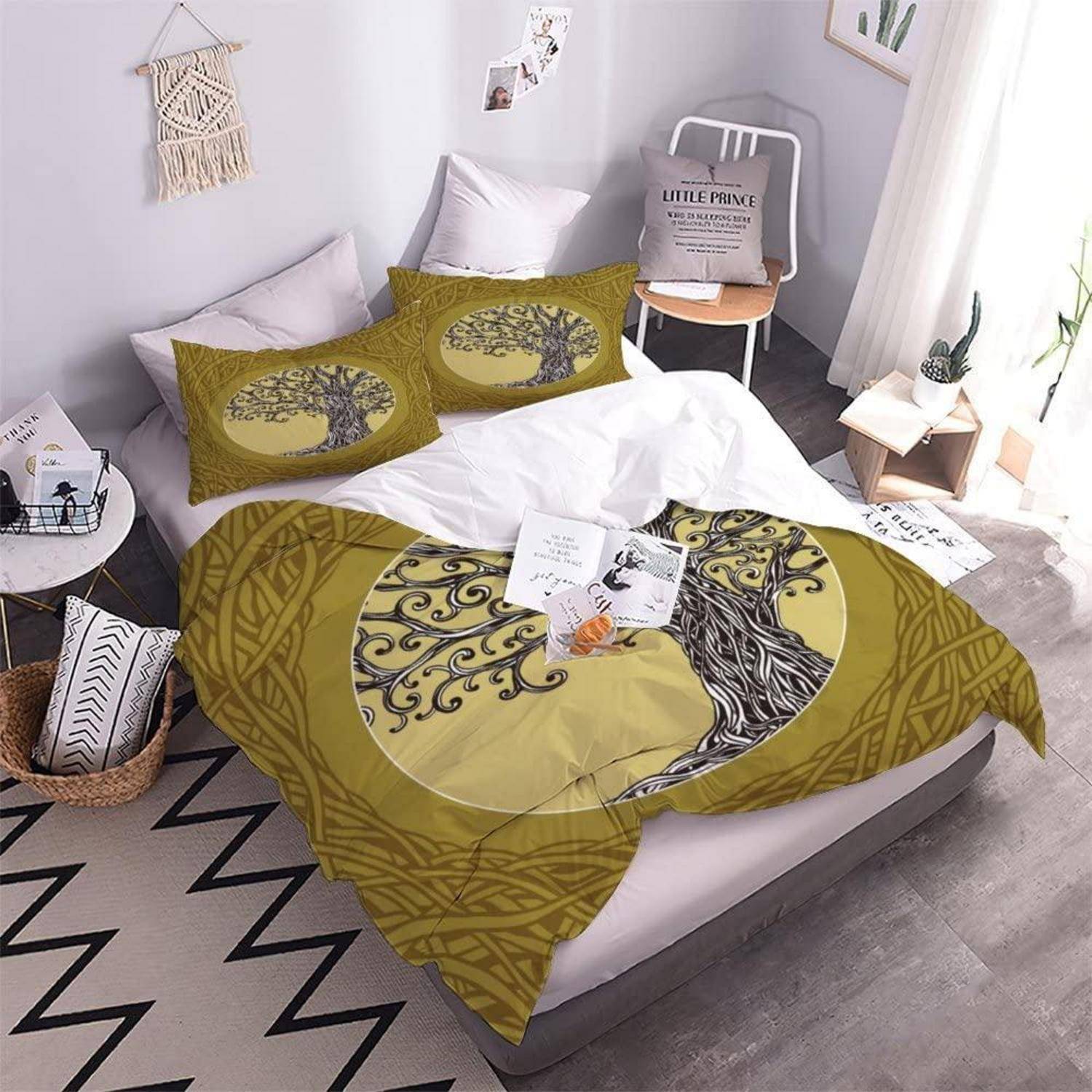 Ein Bett mit olivgrüner gemusterter Bettwäsche und passenden Kissen in einem hellen minimalistischen Schlafzimmer, mit Zeitschriften und kleinen Nachttischen in der Nähe.