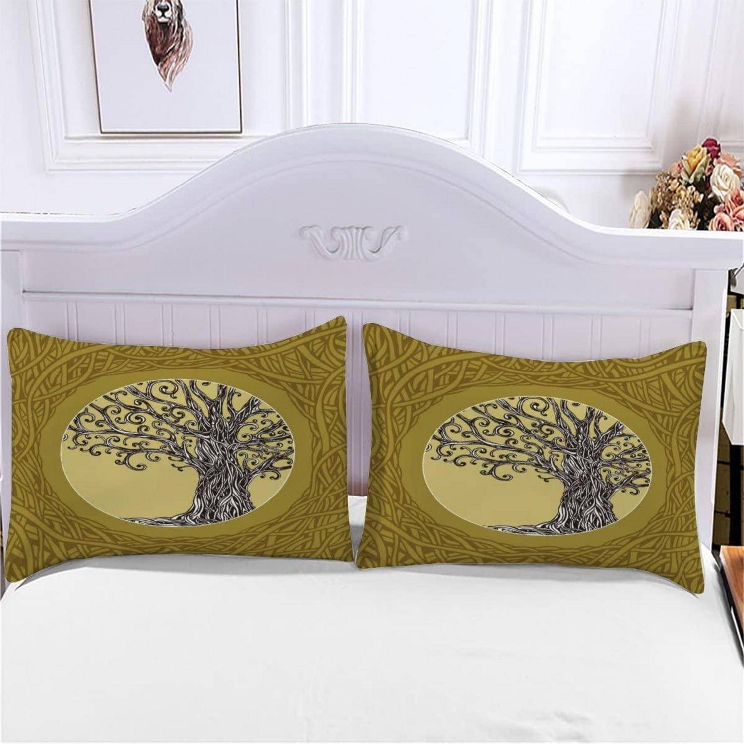 Ein Bett mit zwei olivgrünen Dekokissen mit einem stilisierten Baumdesign vor einem weißen Kopfteil in einem hellen Schlafzimmer.