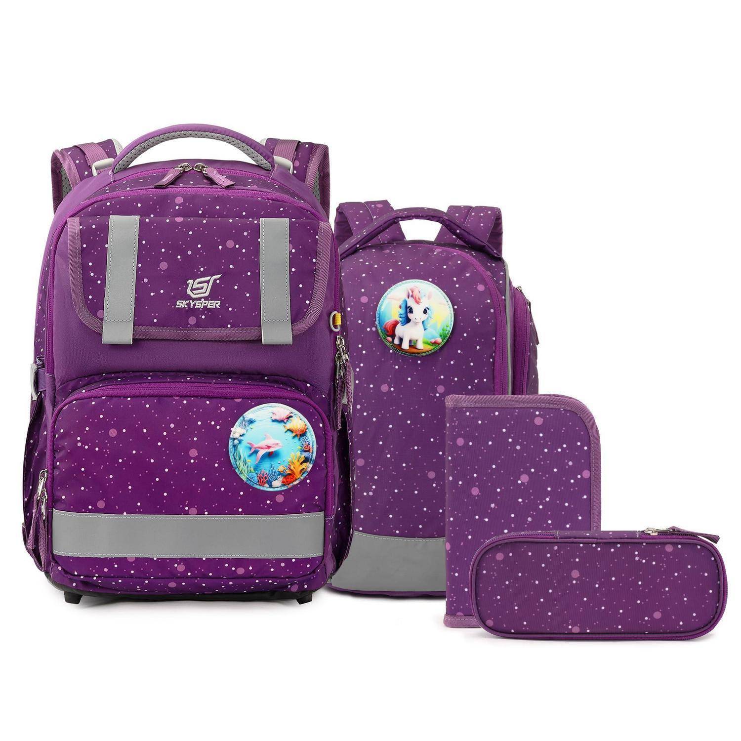 Lila Schulrucksack-Set mit funkelndem Sternenmuster: großer Rucksack, Lunchbeutel und Federmäppchen, alle mit grauen Akzenten und Cartoon-Abzeichen.