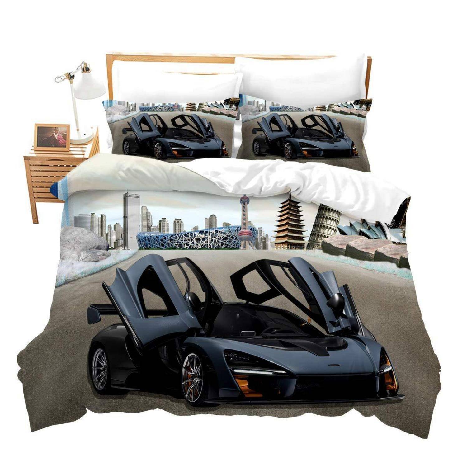Bettwäsche-Set mit einem schwarzen Sportwagen und Stadtlandschaft auf der Bettdecke und den Kissen, gezeigt auf einem weißen Bett mit einem Nachttisch.