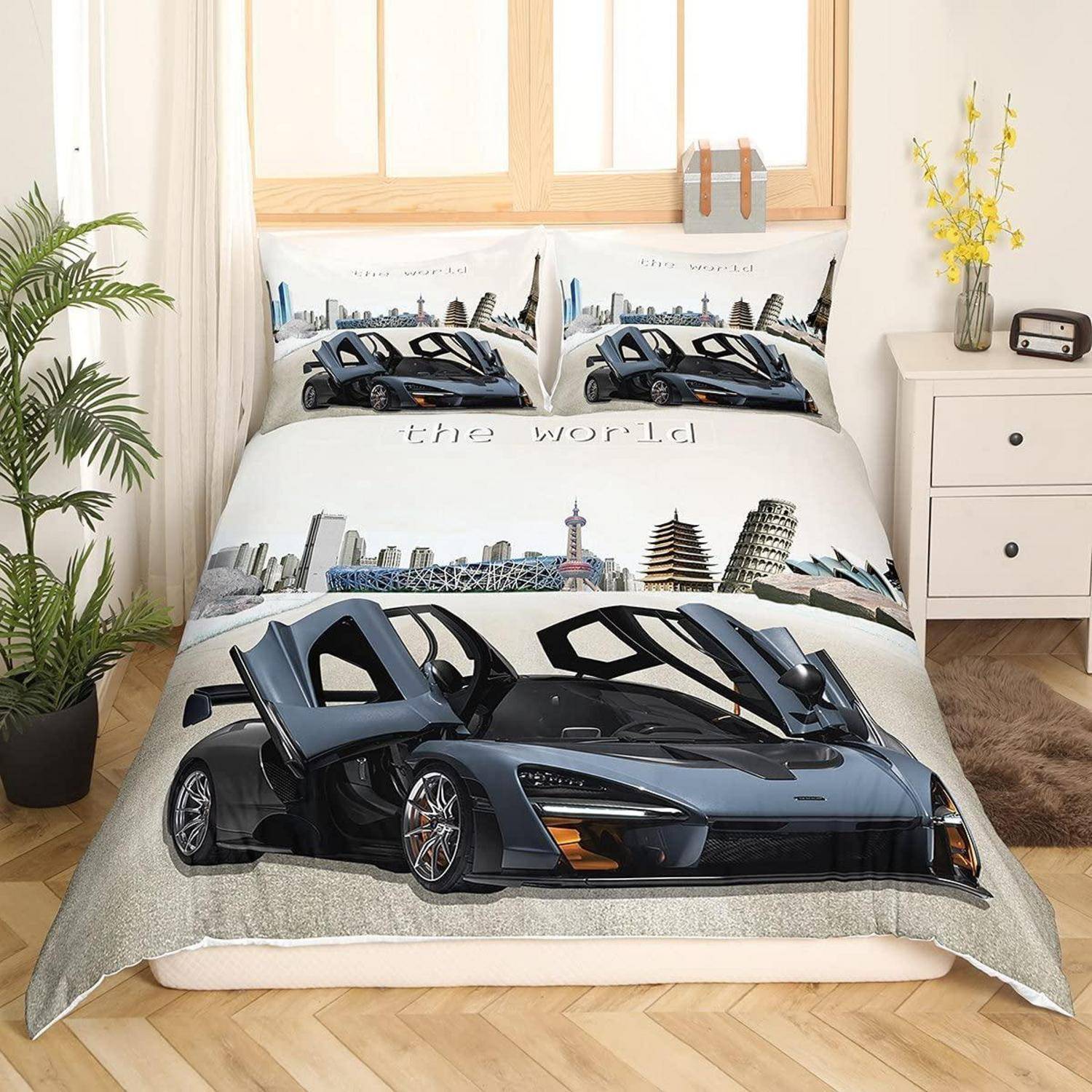 Ein Bett mit stadtbildbezogenener Auto-Bettwäsche und Kissen, das ein Sportauto auf der Bettdecke bedruckt aufweist, in einem hellen Schlafzimmer.