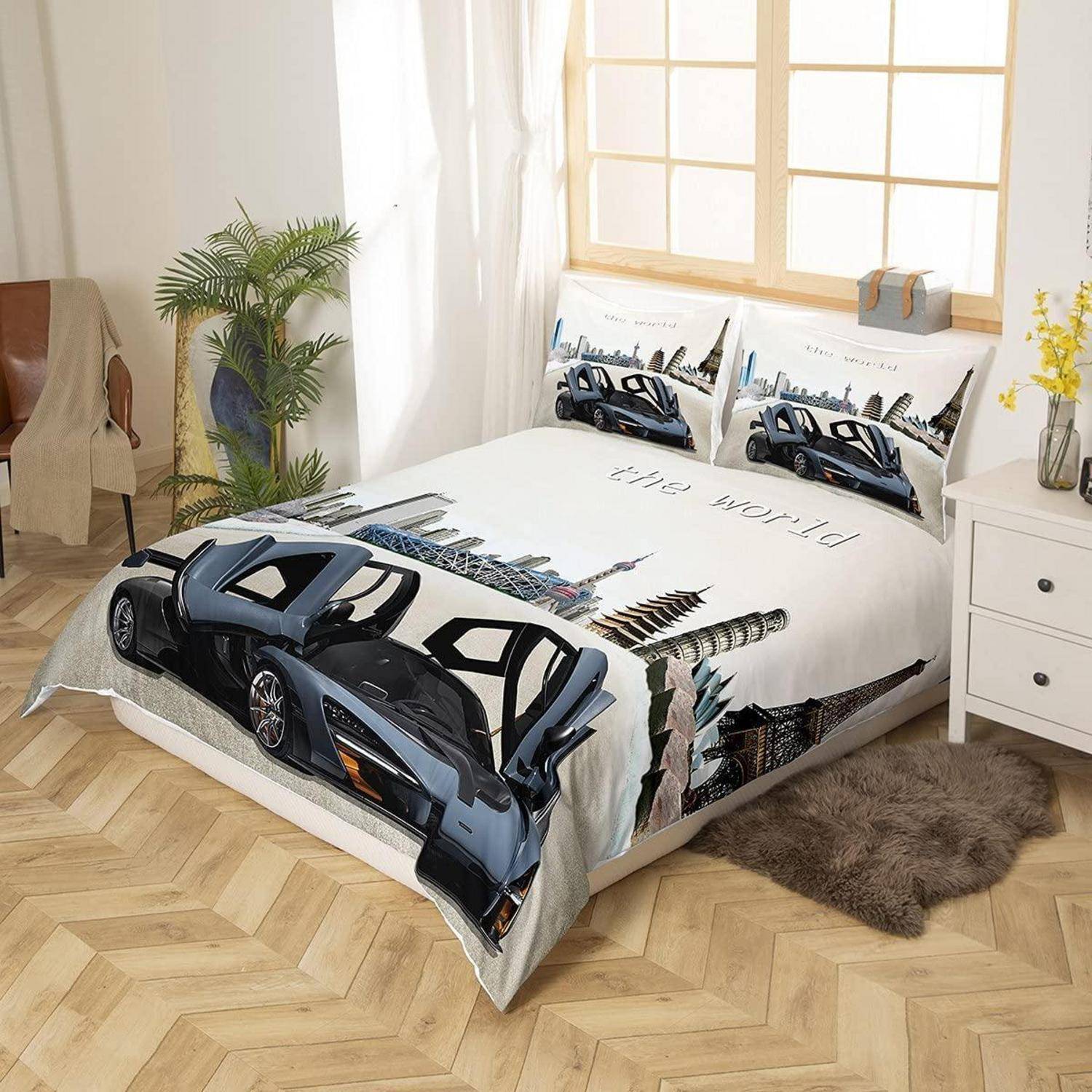 Modernes Schlafzimmer mit einer Bettwäsche und Kissen im Sportwagen-Design, zeigt einen schwarzen Cabrioletwagen auf weißer Bettwäsche in einem hellen, sonnengefluteten Raum.