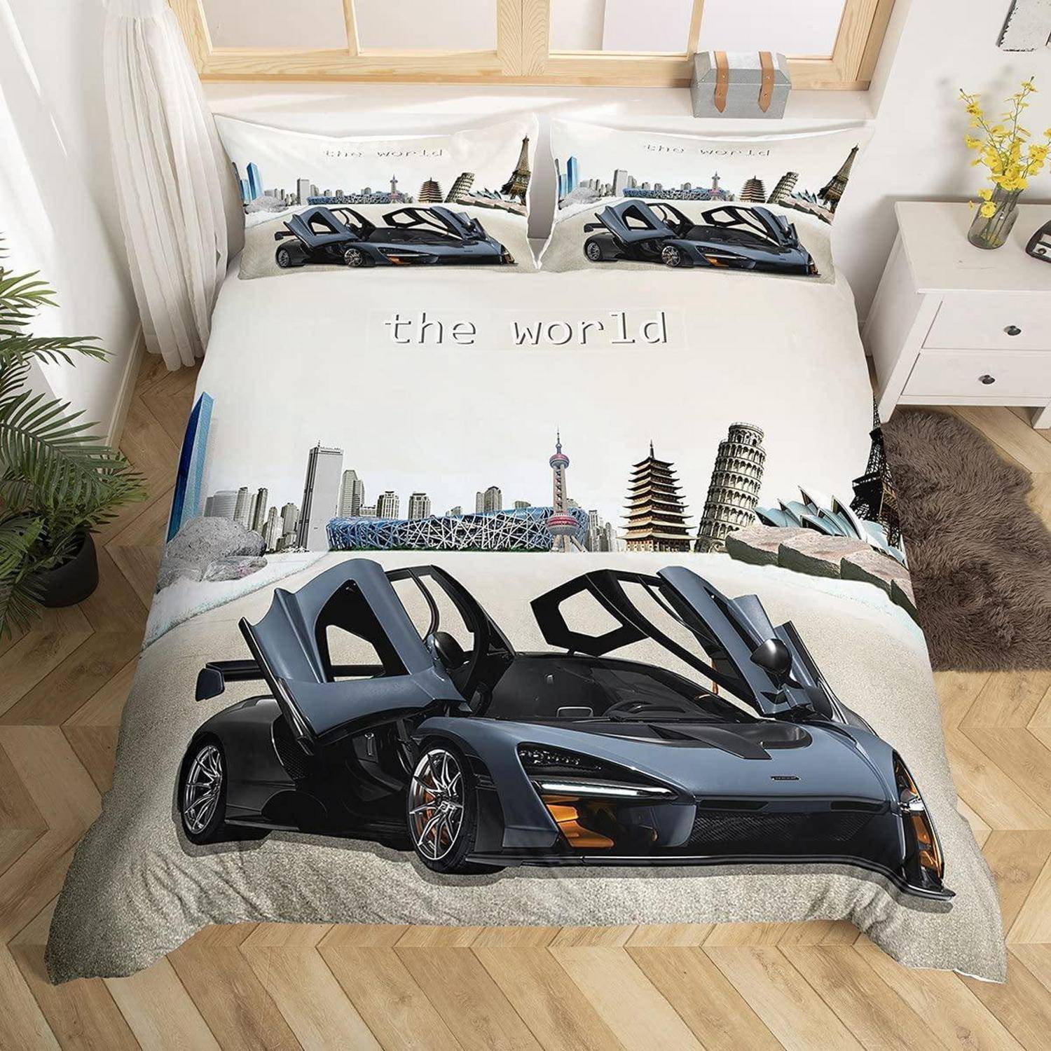 Modernes Bett mit Stadtlandschafts-Bettwäsche und einem großen Sportwagen-Druck, mit dem Text "die Welt"" auf der Bettdecke und passenden Kissenbezügen.