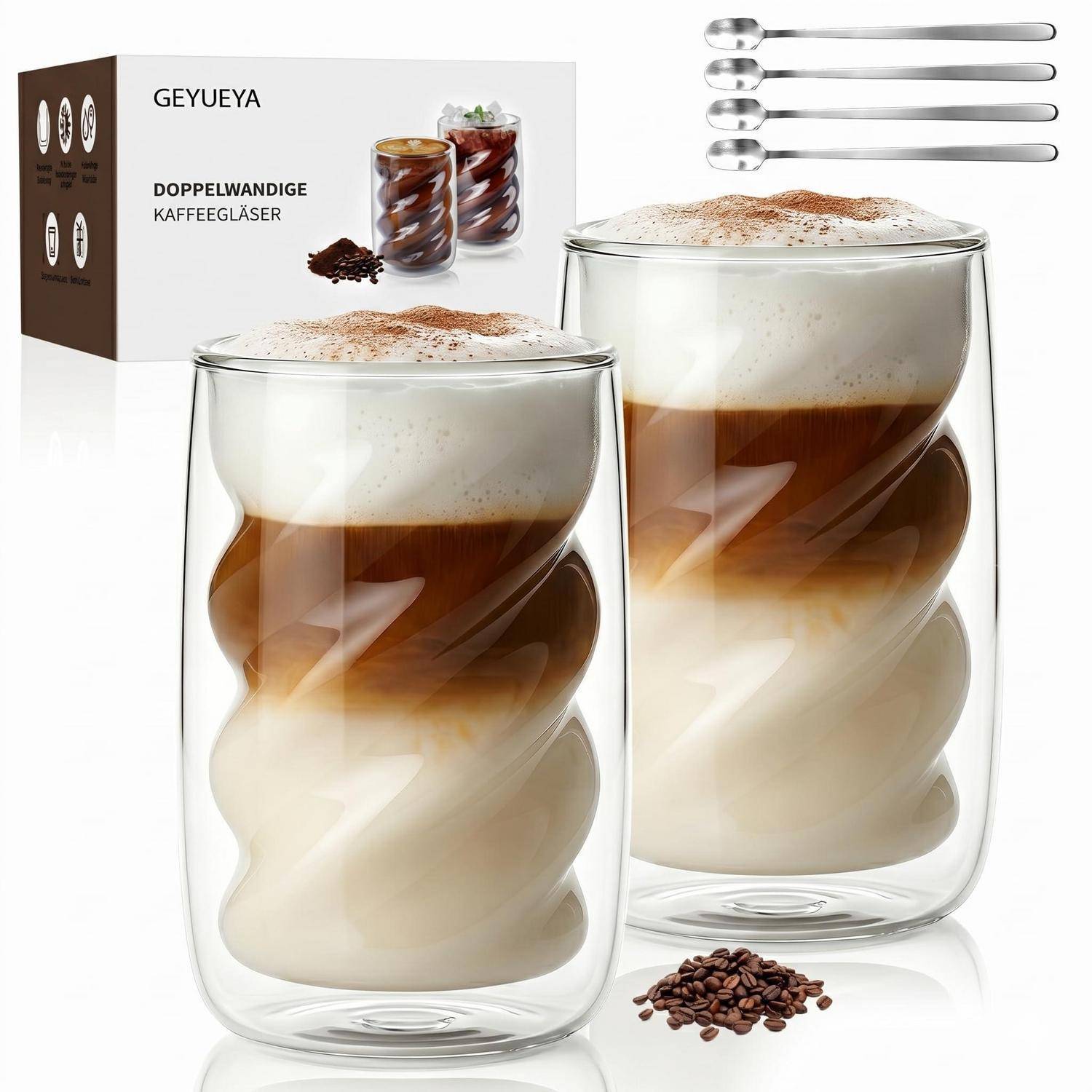 Zwei doppelwandige Glaskaffeetassen gefüllt mit geschichttem Latte, mit vier Löffeln und Produktverpackung mit der Bezeichnung „GEYUEYA DOPPELWANDIGE KAFFEEGLÄSER