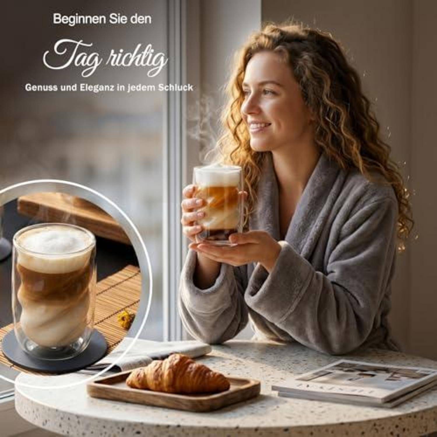 Frau in einem grauen Morgenmantel lächelnd und ein geschichtetes Kaffeegetränk neben einem Croissant haltend; deutscher Text sagt „Beginnen Sie den Tag richtig" und „Genuss und Eleganz in jedem Schluck"".
