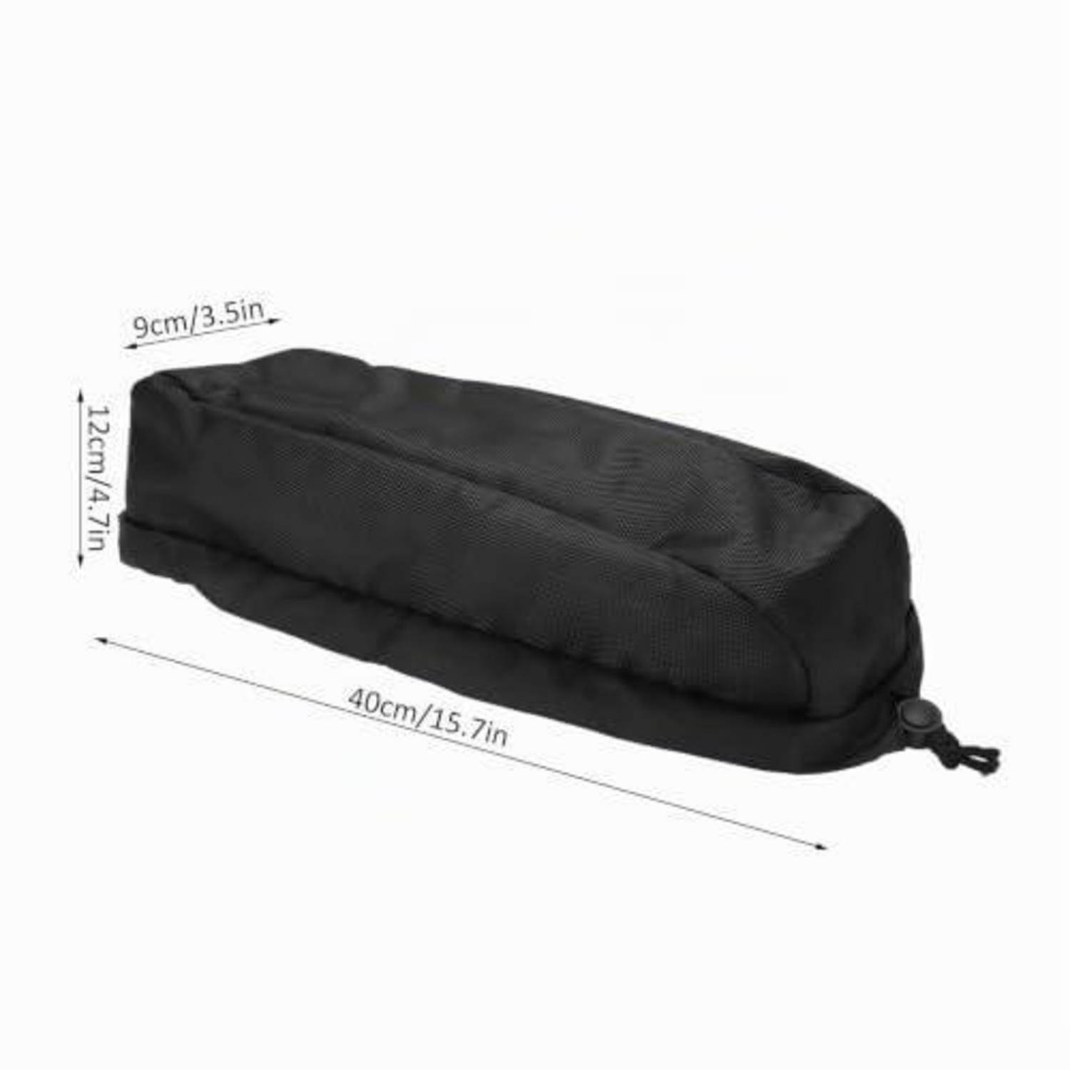 Schwarze Aufbewahrungstasche mit Reißverschluss und Zugschlaufe, mit folgenden Abmessungen dargestellt: 40 cm lang, 12 cm hoch, 9 cm breit.