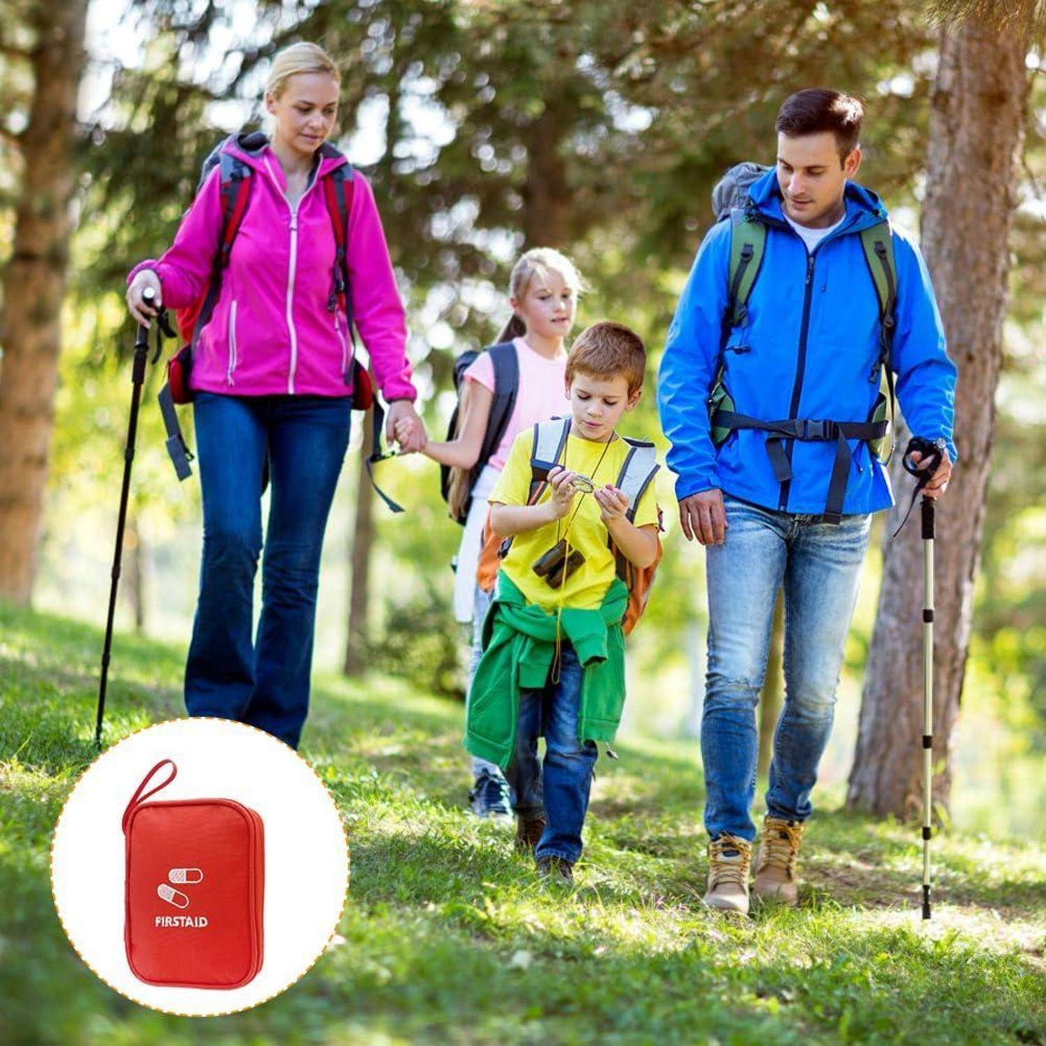 Familie wandert in einem Park mit Wanderstöcken; ein rotes Erste-Hilfe-Kasten-Symbol wird unten links angezeigt und deutet auf Notfallvorbereitung hin.