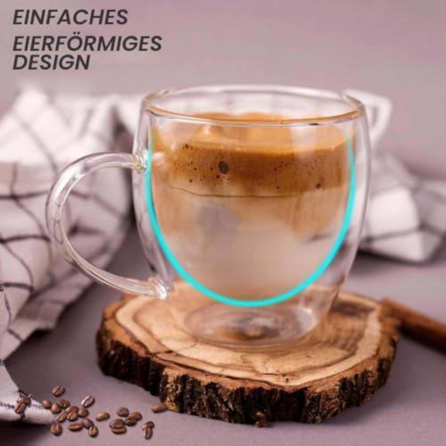 Klar doppelwandige Glaskaffeetasse mit Griff auf einer Holzscheibe, gefüllt mit Espresso; Text lautet „EINFACHES EIERFÖRMIGES DESIGN".