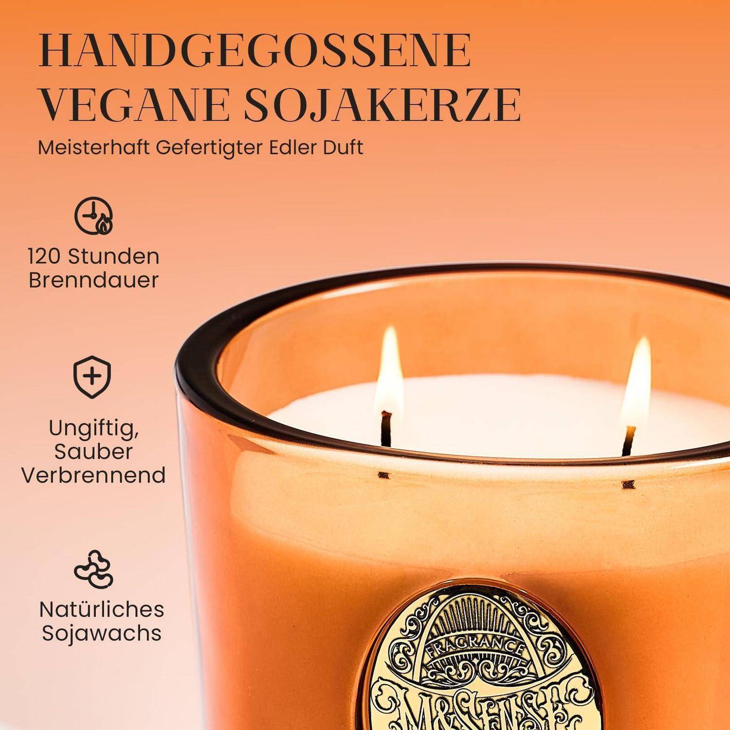 Werbebild einer handgegossenen veganen Sojabohnen-Kerze in einem Glaskrug aus Bernstein, mit deutschem Text, der eine Brenndauer von 120 Stunden, sauberes ungiftiges Abbrennen und natürliches Sojawachs hervorhebt.